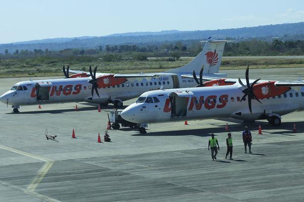Tiga petugas bandara berjalan di apron Bandara El Tari Kota Kupang, NTT, Senin (7/9/2026). PT Angkasa Pura Indonesia (Persero) Bandar Udara Internasional El Tari Kupang mencatat sampai dengan pukul 09.30 WITA, terdapat delapan pesawat dari empat maskapai membatalkan penerbangan dari Kupang tujuan Jakarta dan sebaliknya akibat erupsi Gunung Anak Krakatau.