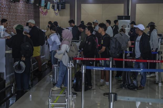 Calon penumpang mengantre di depan konter lapor diri untuk mencari informasi keberangkatan pesawat di Bandara Sultan Babullah Ternate, Maluku Utara, Senin (7/9/2026). Penutupan sementara Bandara Soekarno-Hatta akibat sebaran abu vulkanik Gunung Anak Krakatau menyebabkan penerbangan rute Ternate-Jakarta yang dilayani Garuda Indonesia dan Batik Air tertunda pada Minggu (6/9) dan sebagian calon penumpang memilih penerbangan alternatif menuju Surabaya.