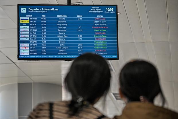 Calon penumpang melihat layar informasi penerbangan di Bandara Internasional Zainuddin Abdul Madjid Lombok di Praya, Lombok Tengah, NTB, Senin (7/9/2026). Pengelola Bandara Internasional Zainuddin Abdul Madjid mencatat 26 penerbangan dengan 3.449 penumpang mengalami pembatalan dan penyesuaian jadwal pada Minggu (6/9) hingga Senin (7/9) siang akibat aktivitas erupsi Gunung Anak Krakatau.