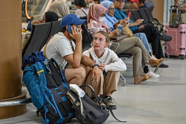 Sejumlah calon penumpang pesawat menunggu jadwal penerbangan di Bandara Internasional Zainuddin Abdul Madjid, Praya, Lombok Tengah, NTB, Senin (7/9/2026). Pengelola Bandara Internasional Zainuddin Abdul Madjid mencatat 26 penerbangan dengan 3.449 penumpang mengalami pembatalan dan penyesuaian jadwal pada Minggu (6/9) hingga Senin (7/9) siang akibat aktivitas erupsi Gunung Anak Krakatau.