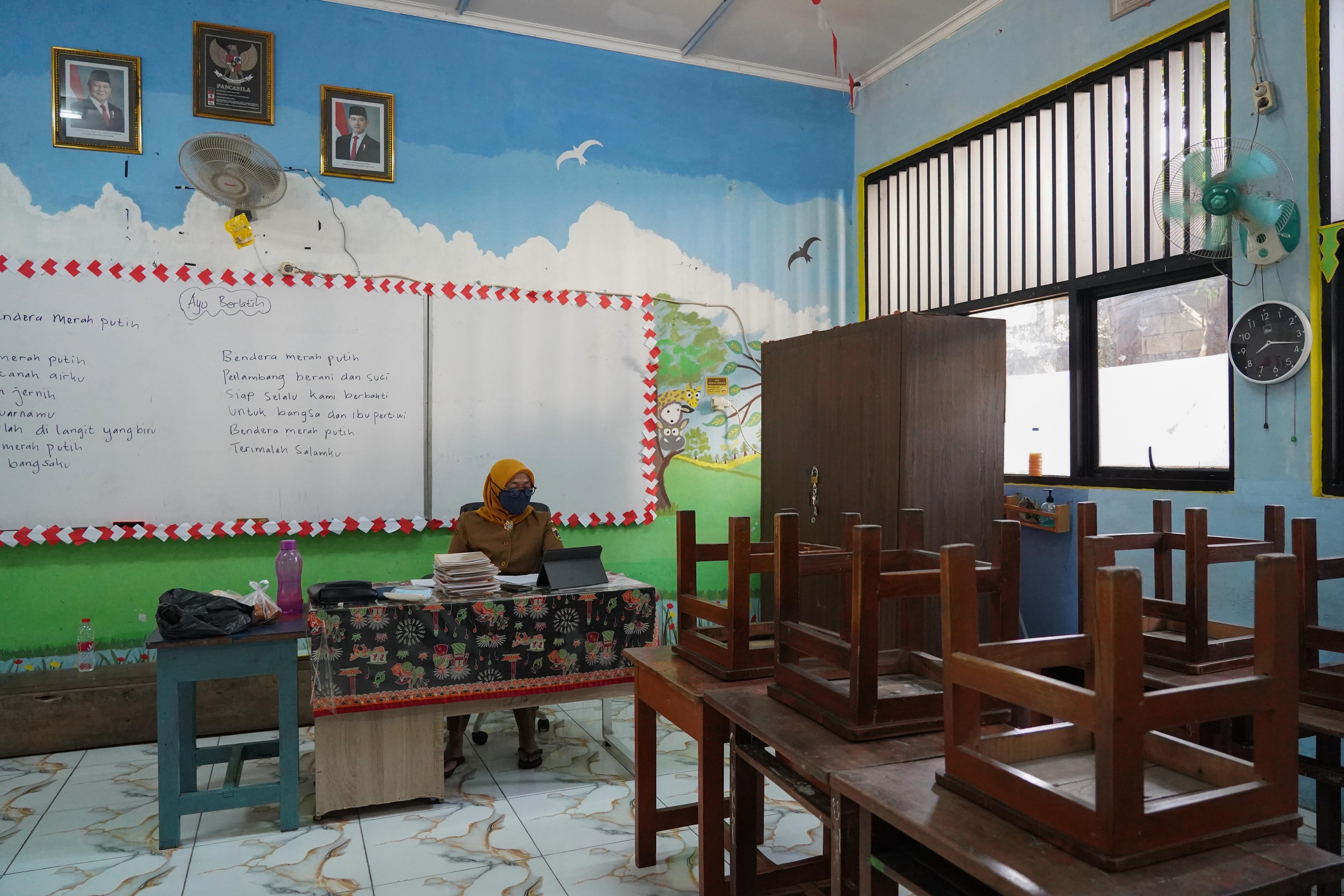 Guru memberikan materi pelajaran kepada siswa saat pembelajaran jarak jauh (PJJ) di SDN Pondok Labu 14 Pagi, Jakarta, Senin (7/9/2026). Pemerintah Provinsi DKI Jakarta melalui Dinas Pendidikan menerapkan Pembelajaran Jarak Jauh (PJJ) bagi satuan pendidikan di Jakarta mulai Senin (7/9) sebagai langkah antisipasi potensi paparan abu vulkanik Gunung Anak Krakatau. 