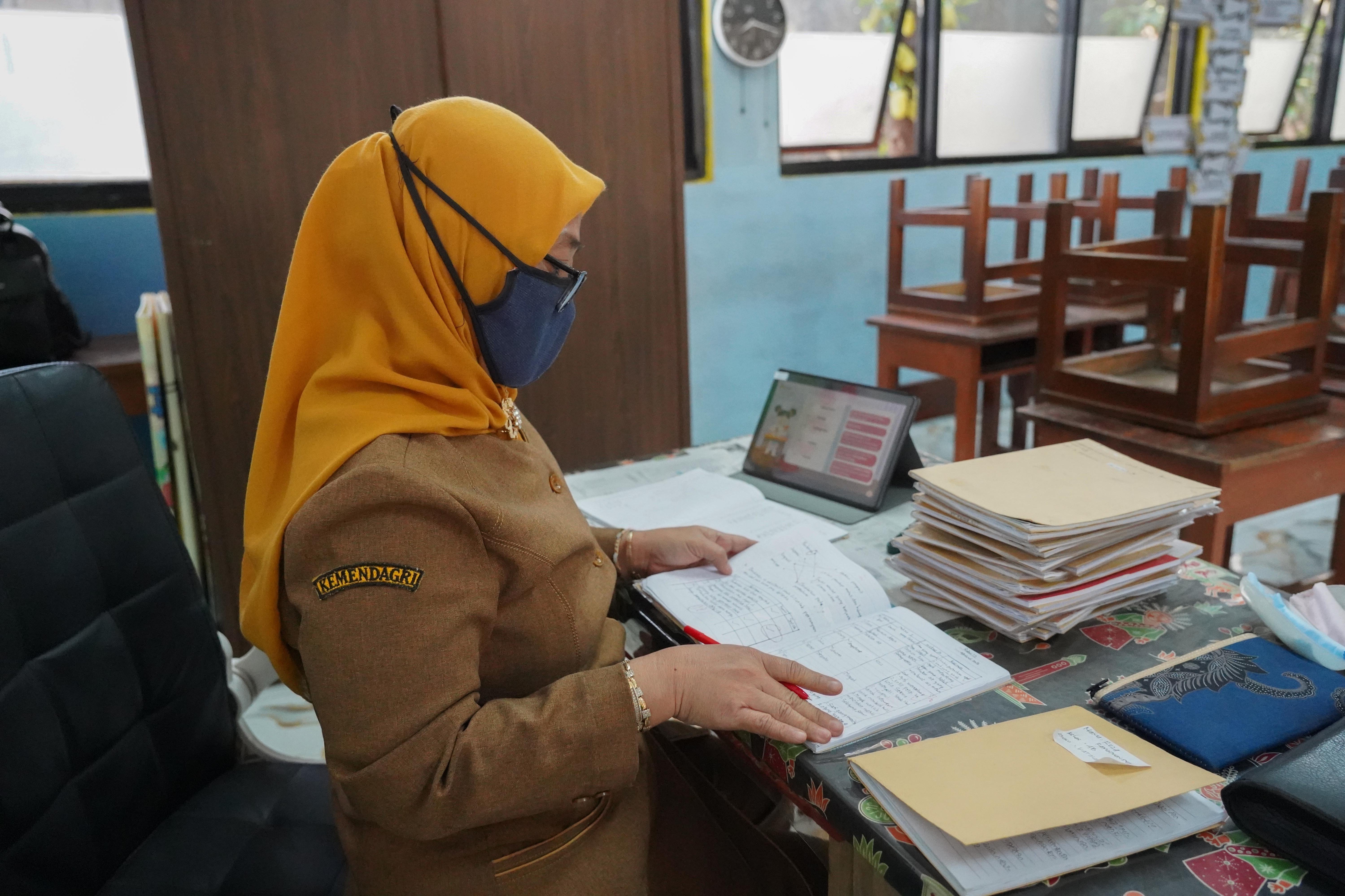 Guru menyiapkan materi tugas untuk siswa saat pembelajaran jarak jauh (PJJ) di SDN Pondok Labu 14 Pagi, Jakarta, Senin (7/9/2026). Pemerintah Provinsi DKI Jakarta melalui Dinas Pendidikan menerapkan Pembelajaran Jarak Jauh (PJJ) bagi satuan pendidikan di Jakarta mulai Senin (7/9) sebagai langkah antisipasi potensi paparan abu vulkanik Gunung Anak Krakatau. 