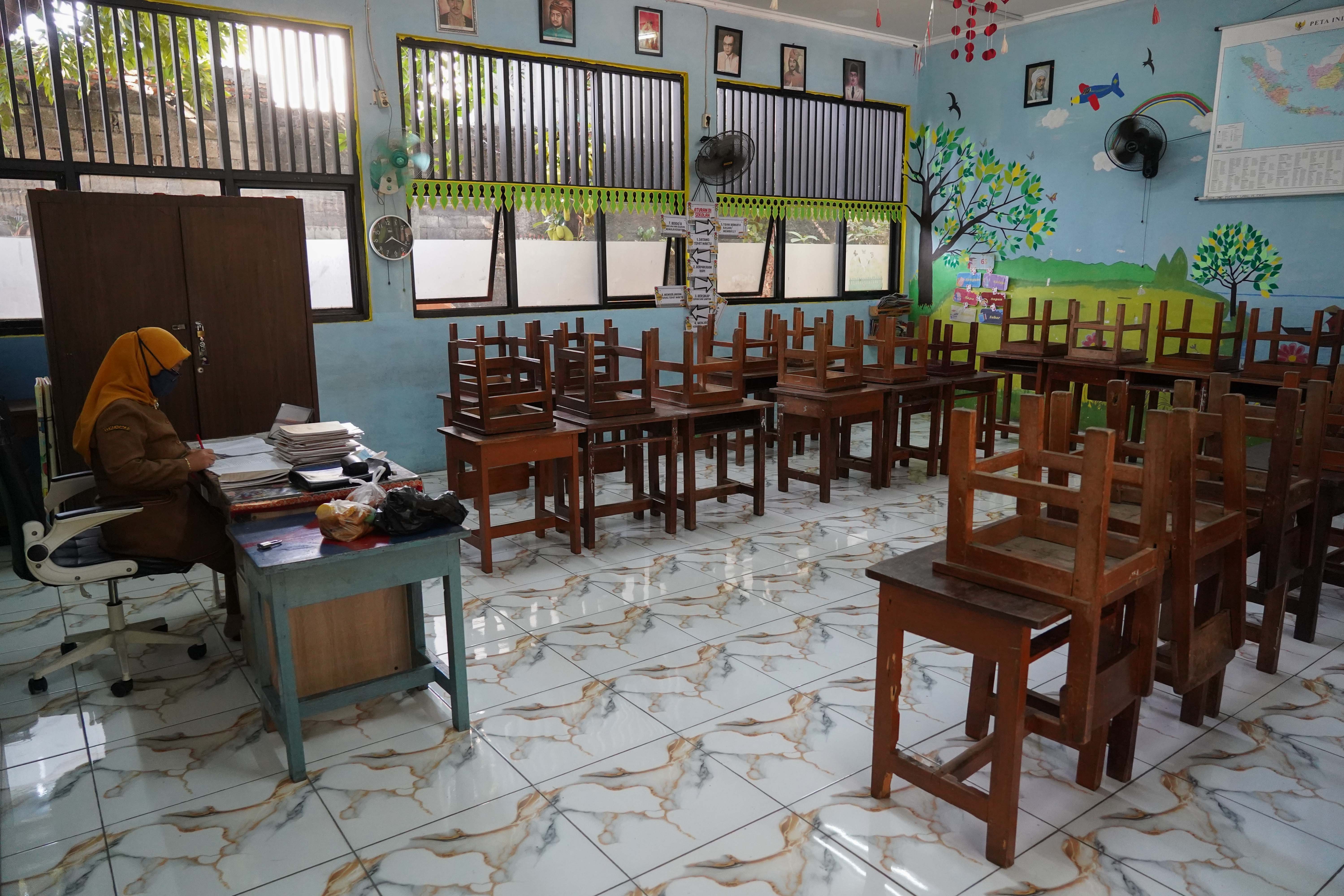 Guru memberikan materi pelajaran kepada siswa secara virtual saat pembelajaran jarak jauh (PJJ) di SDN Pondok Labu 14 Pagi, Jakarta, Senin (7/9/2026). Pemerintah Provinsi DKI Jakarta melalui Dinas Pendidikan menerapkan Pembelajaran Jarak Jauh (PJJ) bagi satuan pendidikan di Jakarta mulai Senin (7/9) sebagai langkah antisipasi potensi paparan abu vulkanik Gunung Anak Krakatau.