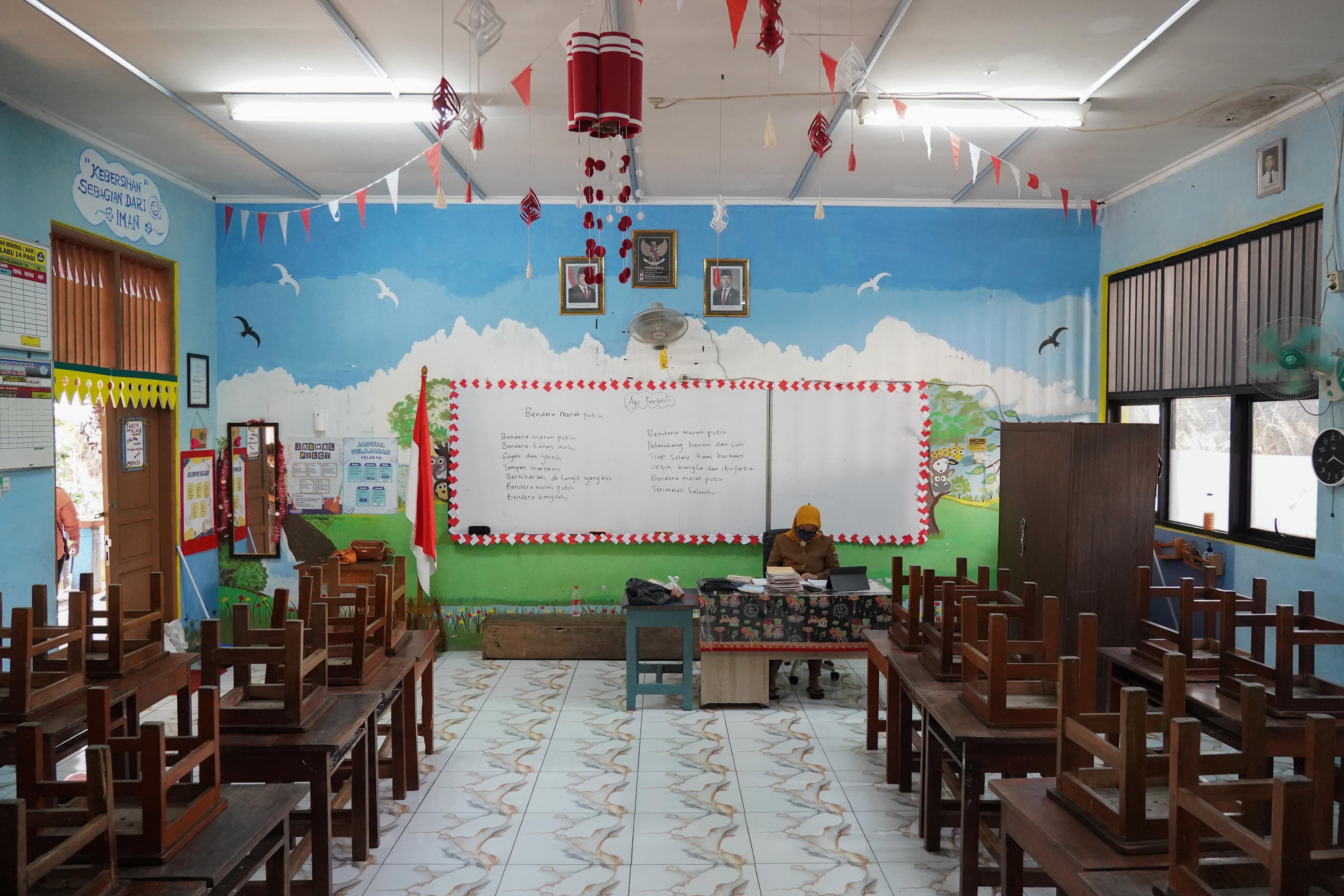secara virtual saat pembelajaran jarak jauh (PJJ) di SDN Pondok Labu 14 Pagi, Jakarta, Senin (7/9/2026). Pemerintah Provinsi DKI Jakarta melalui Dinas Pendidikan menerapkan Pembelajaran Jarak Jauh (PJJ) bagi satuan pendidikan di Jakarta mulai Senin (7/9) sebagai langkah antisipasi potensi paparan abu vulkanik Gunung Anak Krakatau.