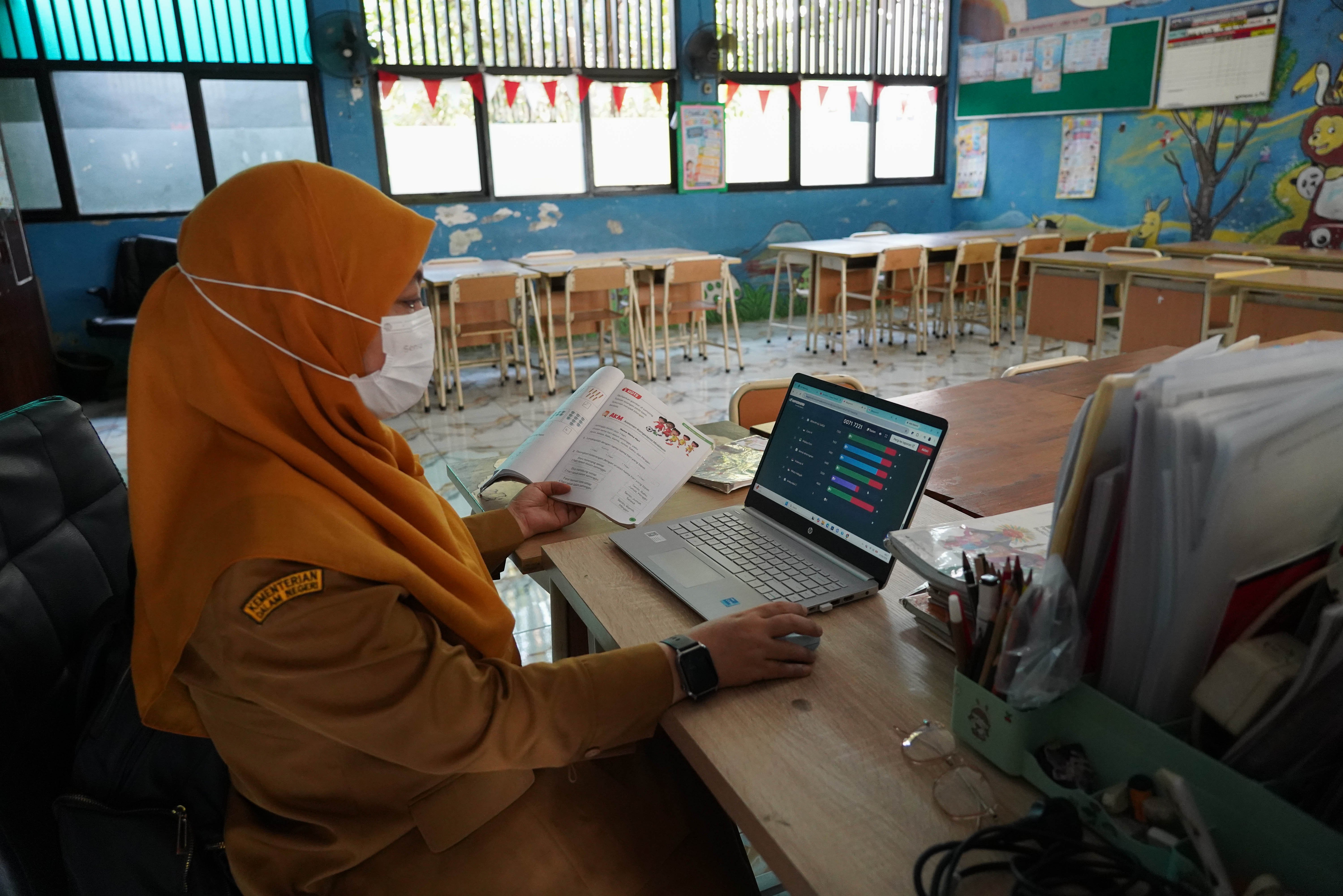 Guru menyiapkan materi tugas untuk siswa saat pembelajaran jarak jauh (PJJ) di SDN Pondok Labu 14 Pagi, Jakarta, Senin (7/9/2026). Pemerintah Provinsi DKI Jakarta melalui Dinas Pendidikan menerapkan Pembelajaran Jarak Jauh (PJJ) bagi satuan pendidikan di Jakarta mulai Senin (7/9) sebagai langkah antisipasi potensi paparan abu vulkanik Gunung Anak Krakatau. 