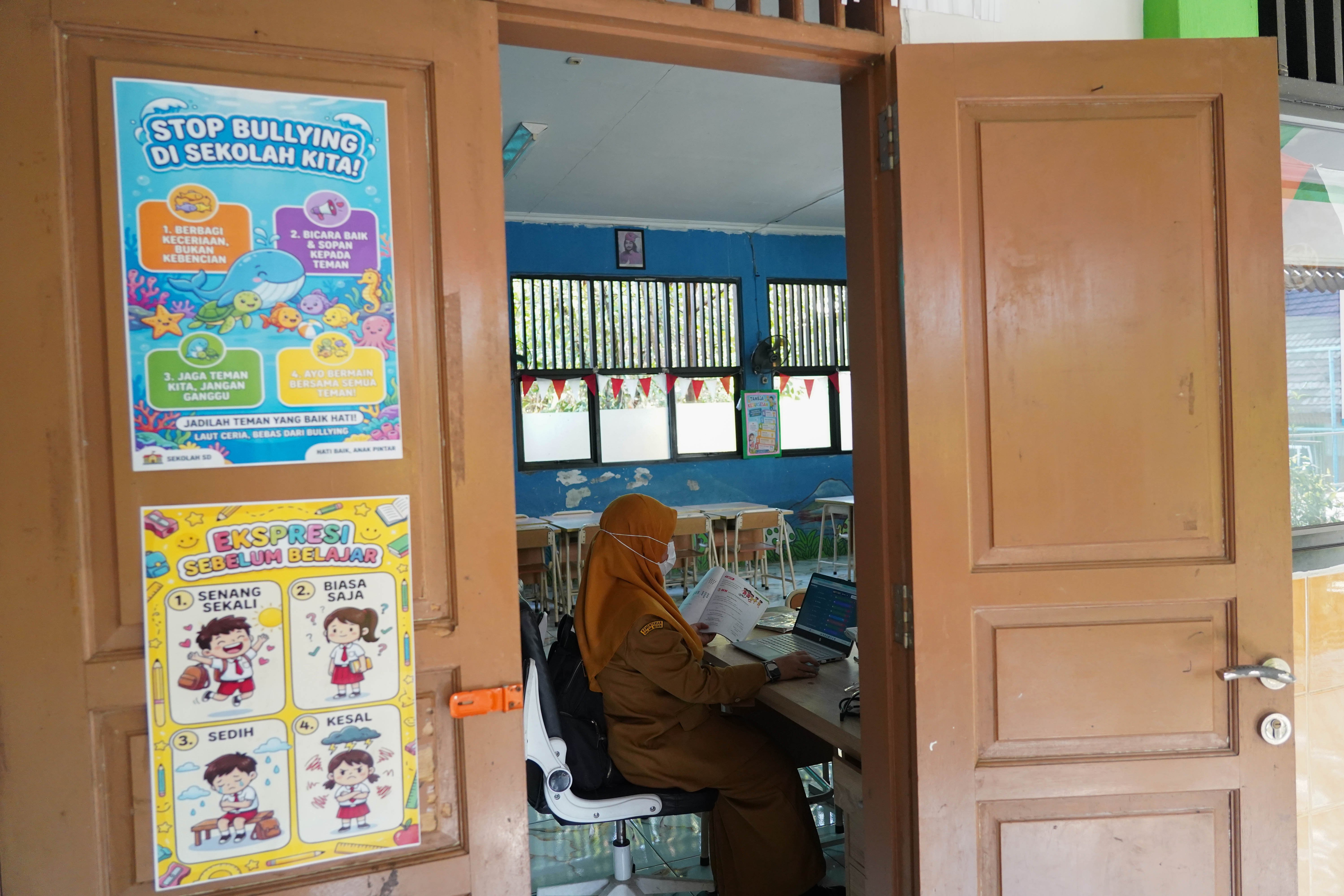 Guru memberikan materi pelajaran kepada siswa secara virtual saat pembelajaran jarak jauh (PJJ) di SDN Pondok Labu 14 Pagi, Jakarta, Senin (7/9/2026). Pemerintah Provinsi DKI Jakarta melalui Dinas Pendidikan menerapkan Pembelajaran Jarak Jauh (PJJ) bagi satuan pendidikan di Jakarta mulai Senin (7/9) sebagai langkah antisipasi potensi paparan abu vulkanik Gunung Anak Krakatau.