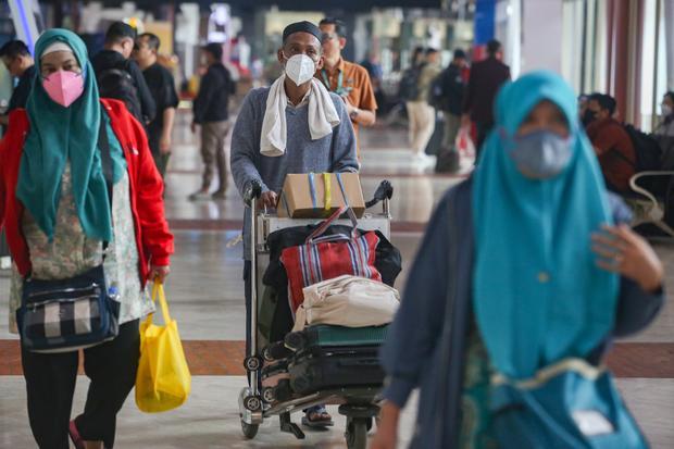 Calon penumpang berjalan untuk lapor diri di Selasar Terminal 2 Bandara Soekarno Hatta, Tangerang, Banten, Selasa (8/9/2026). Keputusan pembukaan kembali ini diambil setelah otoritas bandara merampungkan rangkaian pemeriksaan menyeluruh dan komprehensif, setelah sebelumnya Bandara Soekarno Hatta ditutup selama dua hari karena adanya sebaran abu vulkanik dari Gunung Anak Krakatau.