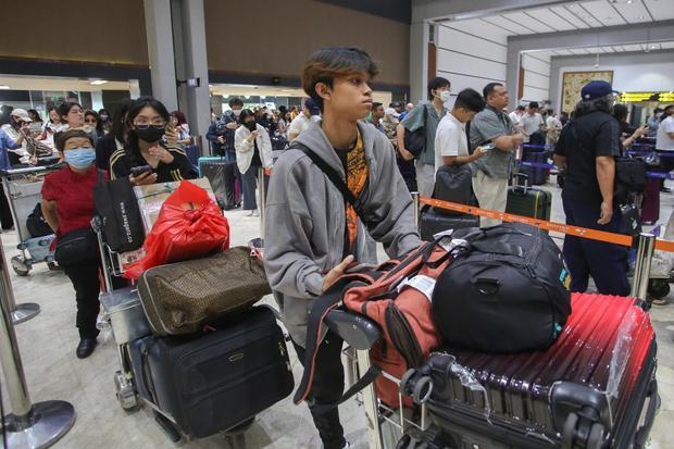 Sejumlah calon penumpang antre untuk lapor diri di Terminal 2 Bandara Soekarno Hatta, Tangerang, Banten, Selasa (8/9/2026). Keputusan pembukaan kembali ini diambil setelah otoritas bandara merampungkan rangkaian pemeriksaan menyeluruh dan komprehensif, setelah sebelumnya Bandara Soekarno Hatta ditutup selama dua hari karena adanya sebaran abu vulkanik dari Gunung Anak Krakatau.