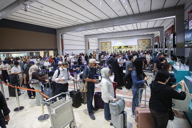 Sejumlah calon penumpang antre untuk lapor diri di Terminal 2 Bandara Soekarno Hatta, Tangerang, Banten, Selasa (8/9/2026). Keputusan pembukaan kembali ini diambil setelah otoritas bandara merampungkan rangkaian pemeriksaan menyeluruh dan komprehensif, setelah sebelumnya Bandara Soekarno Hatta ditutup selama dua hari karena adanya sebaran abu vulkanik dari Gunung Anak Krakatau.