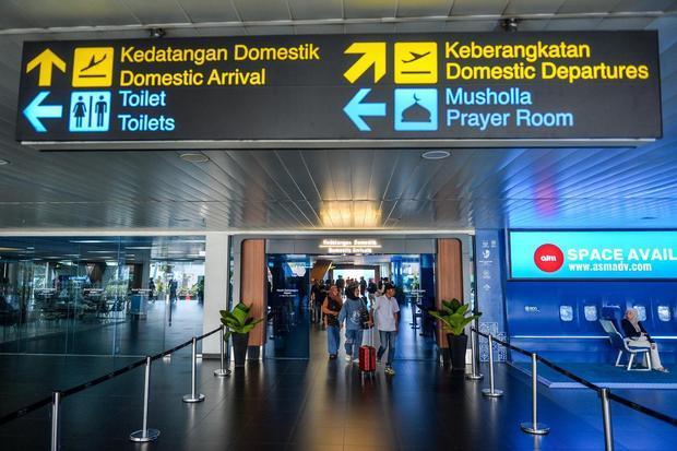 Penumpang berjalan menuju pintu kedatangan di Bandara Husein Sastranegara, Bandung, Jawa Barat, Selasa (8/9/2026). PT Angkasa Pura (Persero) kembali melayani penerbangan di Bandara Husein Sastranegara setelah sempat ditutup sementara selama dua hari akibat sebaran abu vulkanik Gunung Anak Krakatau.