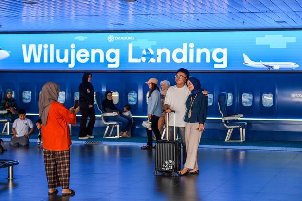 Calon penumpang berfoto bersama kerabatnya sebelum menjalani penerbangan di Bandara Husein Sastranegara, Bandung, Jawa Barat, Selasa (8/9/2026). PT Angkasa Pura (Persero) kembali melayani penerbangan di Bandara Husein Sastranegara setelah sempat ditutup sementara selama dua hari akibat sebaran abu vulkanik Gunung Anak Krakatau.