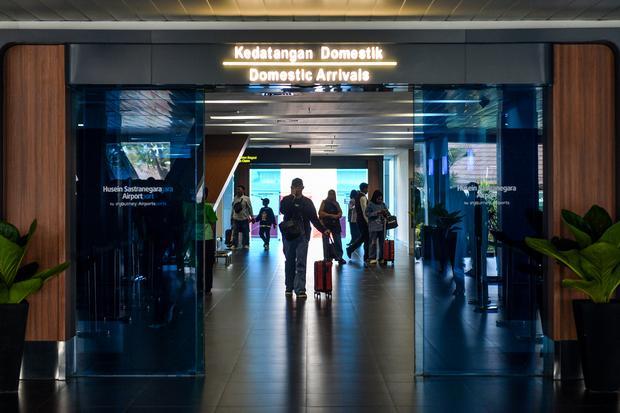 Penumpang berjalan menuju pintu kedatangan di Bandara Husein Sastranegara, Bandung, Jawa Barat, Selasa (8/9/2026). PT Angkasa Pura (Persero) kembali melayani penerbangan di Bandara Husein Sastranegara setelah sempat ditutup sementara selama dua hari akibat sebaran abu vulkanik Gunung Anak Krakatau.