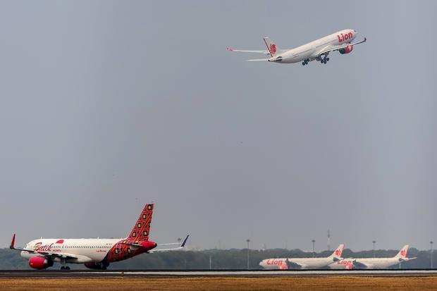 Pesawat maskapai dalam negeri lepas landas dari runway utara Bandara Soekarno-Hatta, Tangerang, Banten, Selasa (8/9/2026). Operasional Bandara Soekarno-Hatta kembali normal dengan rencana 896 penerbangan datang dan berangkat yang mengangkut total 113.001 penumpang pada hari pertama setelah ditutup selama dua hari akibat paparan partikel abu vulkanik dari erupsi Gunung Anak Krakatau.