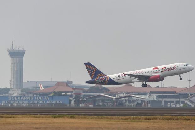 Pesawat maskapai dalam negeri lepas landas dari runway utara Bandara Soekarno-Hatta, Tangerang, Banten, Selasa (8/9/2026). Operasional Bandara Soekarno-Hatta kembali normal dengan rencana 896 penerbangan datang dan berangkat yang mengangkut total 113.001 penumpang pada hari pertama setelah ditutup selama dua hari akibat paparan partikel abu vulkanik dari erupsi Gunung Anak Krakatau.