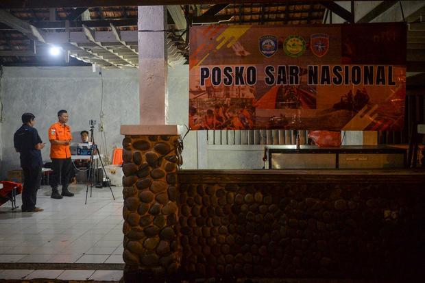 Kepala Seksi Operasi Basarnas Banten Rizki Dwianto (kedua kiri) menyampaikan keterangan pers terkait penumpang kapal yang hilang kontak di Posko SAR Nasional, Pandeglang, Banten, Selasa (8/9/2026). Basarnas menggelar operasi pencarian sebuah kapal cepat yang membawa rombongan jurnalis termasuk pewarta foto LKBN Antara yang dilaporkan hilang kontak di perairan Selat Sunda saat meliput erupsi Gunung Anak Krakatau.
