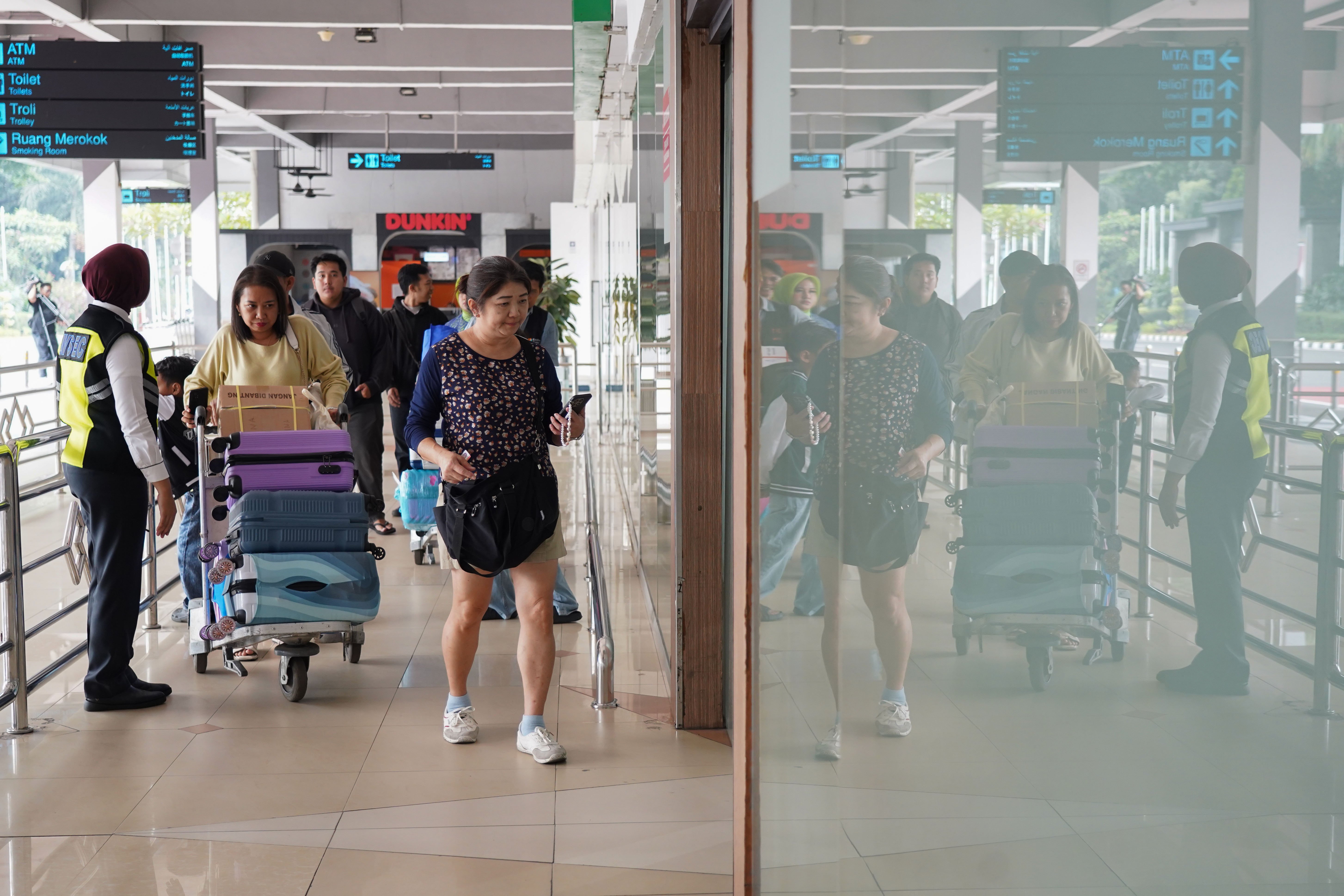 Calon penumpang berjalan menuju ruang keberangkatan di Bandara Halim Perdanakusuma, Jakarta, Selasa (8/9/2026). Bandara Halim kembali melayani penerbangan untuk keberangkatan dan kedatangan penumpang setelah sempat ditutup sementara karena sebaran abu vulkanik erupsi Gunung Anak Krakatau.