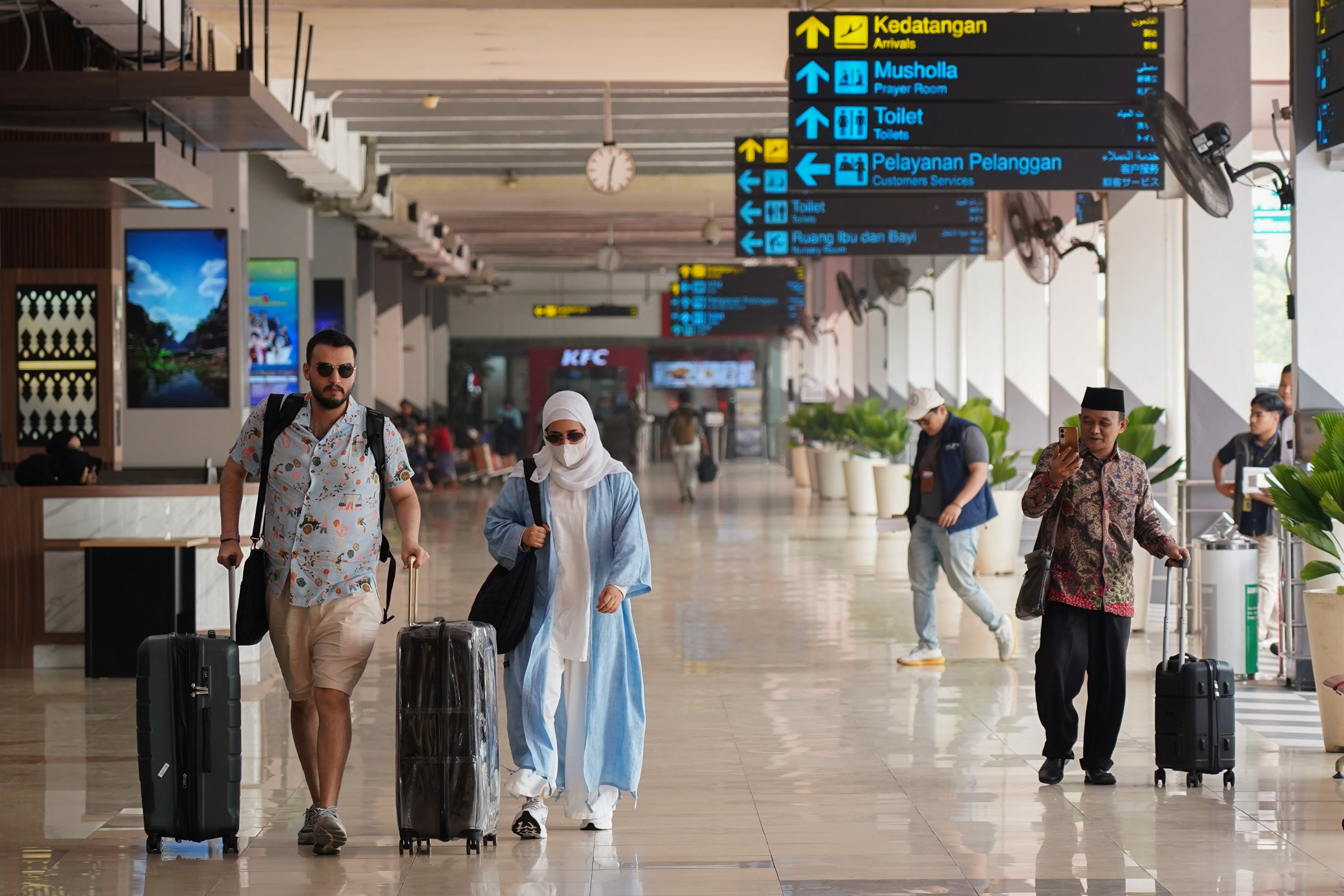Calon penumpang berjalan menuju ruang keberangkatan di Bandara Halim Perdanakusuma, Jakarta, Selasa (8/9/2026). Bandara Halim kembali melayani penerbangan untuk keberangkatan dan kedatangan penumpang setelah sempat ditutup sementara karena sebaran abu vulkanik erupsi Gunung Anak Krakatau.