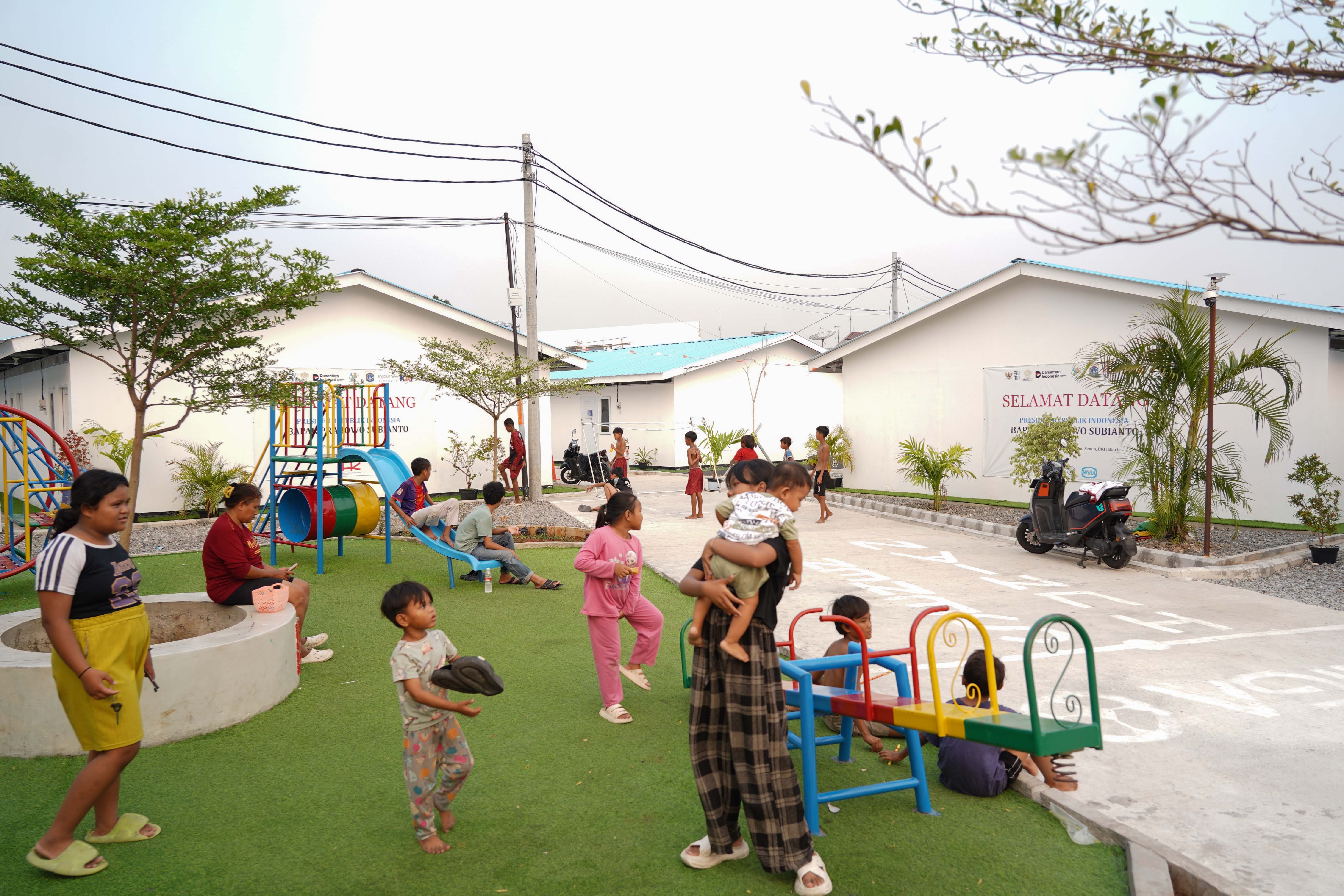 Sejumlah anak bantaran rel Senen bermain di taman kawasan hunian layak di Kramat Raya, Senen, Jakarta Pusat, Selasa (8/9/2026). Sebanyak 275 warga yang sebelumnya tinggal di bantaran rel senen telah pindah dan menempati hunian sementara yang dibangun oleh pemerintah.
