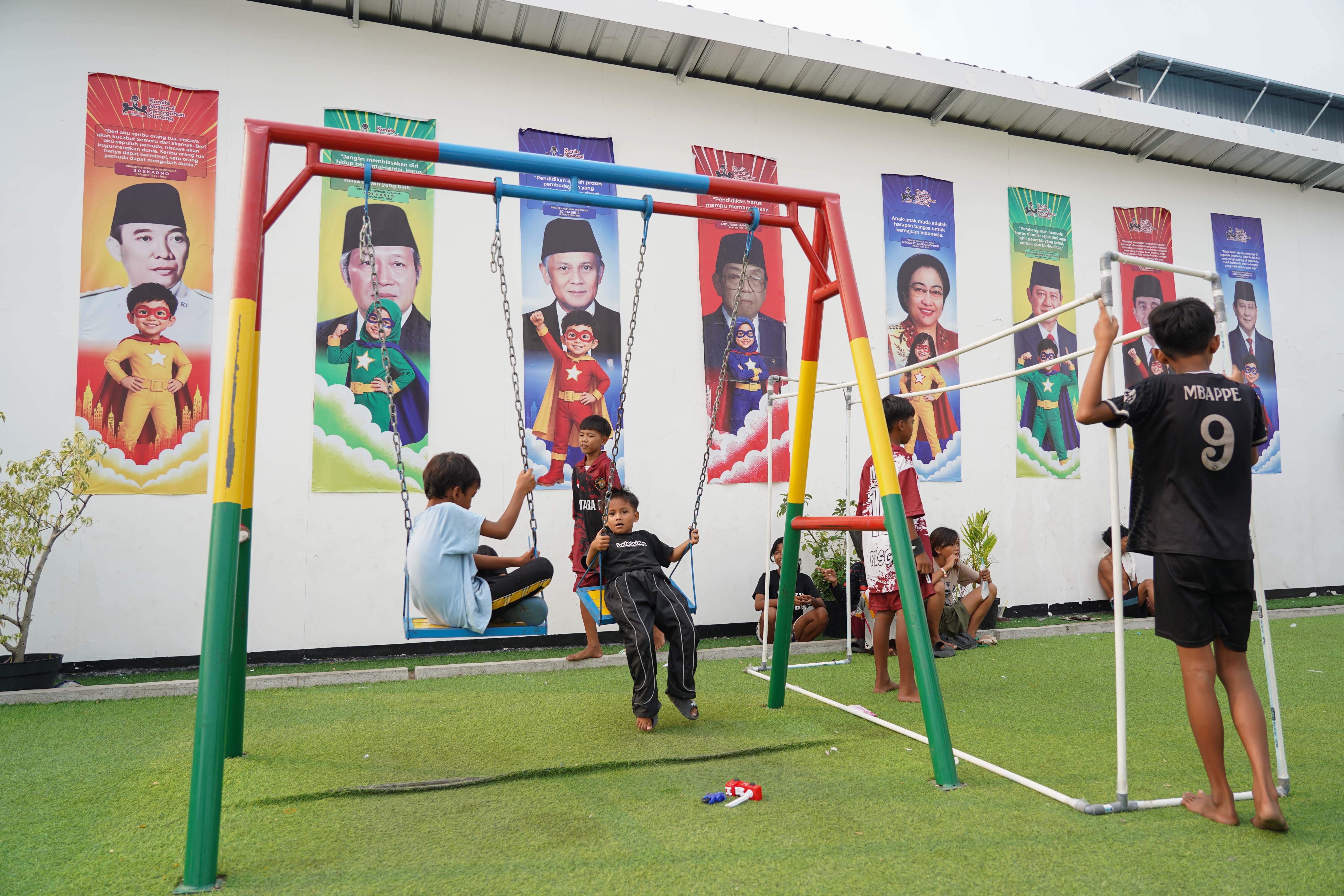 Sejumlah anak bantaran rel Senen bermain di taman kawasan hunian layak di Kramat Raya, Senen, Jakarta Pusat, Selasa (8/9/2026). Sebanyak 275 warga yang sebelumnya tinggal di bantaran rel senen telah pindah dan menempati hunian sementara yang dibangun oleh pemerintah.