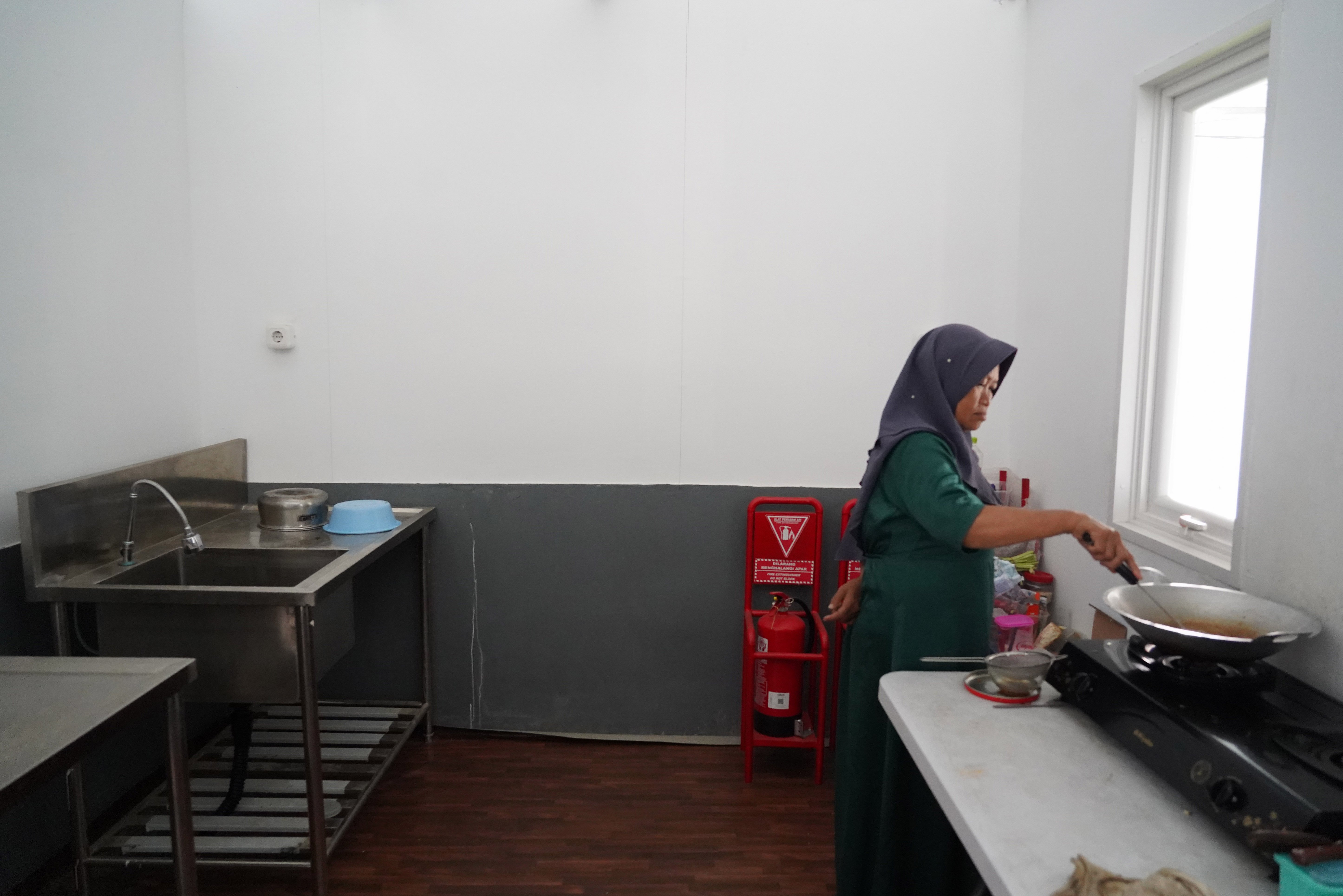 Warga bantaran rel Senen memasak di dapur bersama yang berada di kawasan hunian layak di Kramat Raya, Senen, Jakarta Pusat, Selasa (8/9/2026). Sebanyak 275 warga yang sebelumnya tinggal di bantaran rel senen telah pindah dan menempati hunian sementara yang dibangun oleh pemerintah.