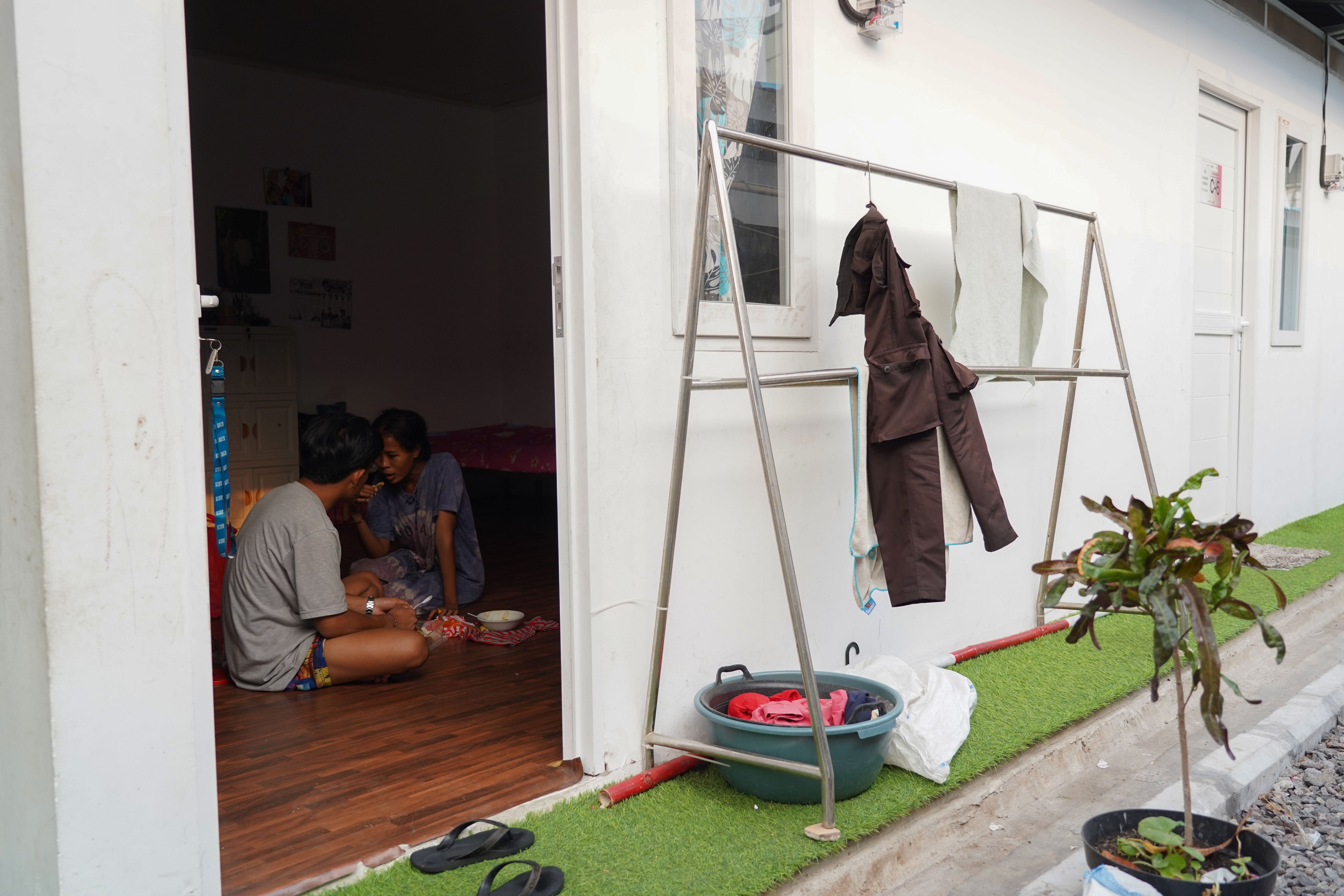 Warga bantaran rel Senen beraktivitas di dalam hunian layak di kawasan Kramat Raya, Senen, Jakarta Pusat, Selasa (8/9/2026). Sebanyak 275 warga yang sebelumnya tinggal di bantaran rel senen telah pindah dan menempati hunian sementara yang dibangun oleh pemerintah.