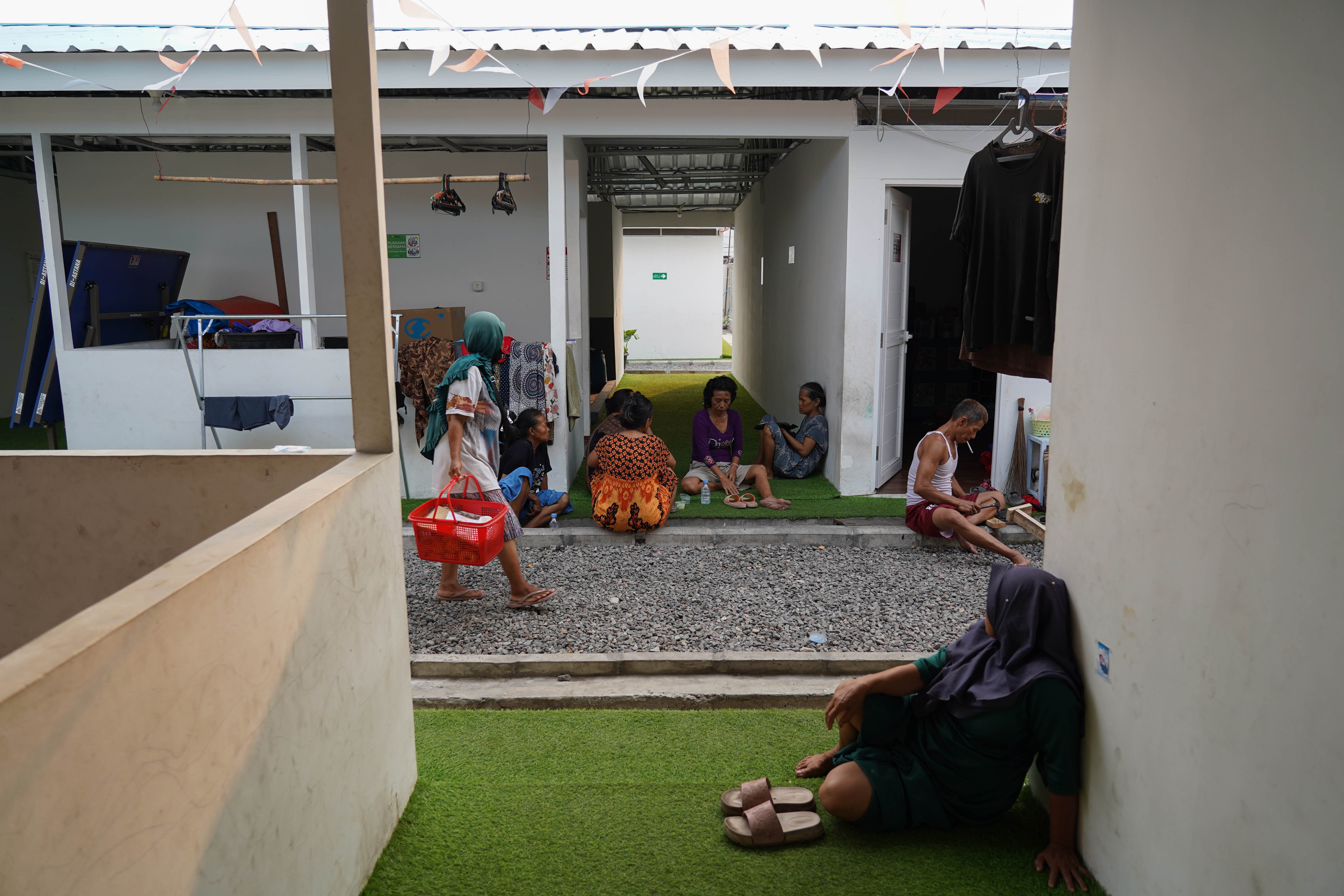Warga bantaran rel Senen beraktivitas di kawasan hunian layak di Kramat Raya, Senen, Jakarta Pusat, Selasa (8/9/2026). Sebanyak 275 warga yang sebelumnya tinggal di bantaran rel senen telah pindah dan menempati hunian sementara yang dibangun oleh pemerintah.