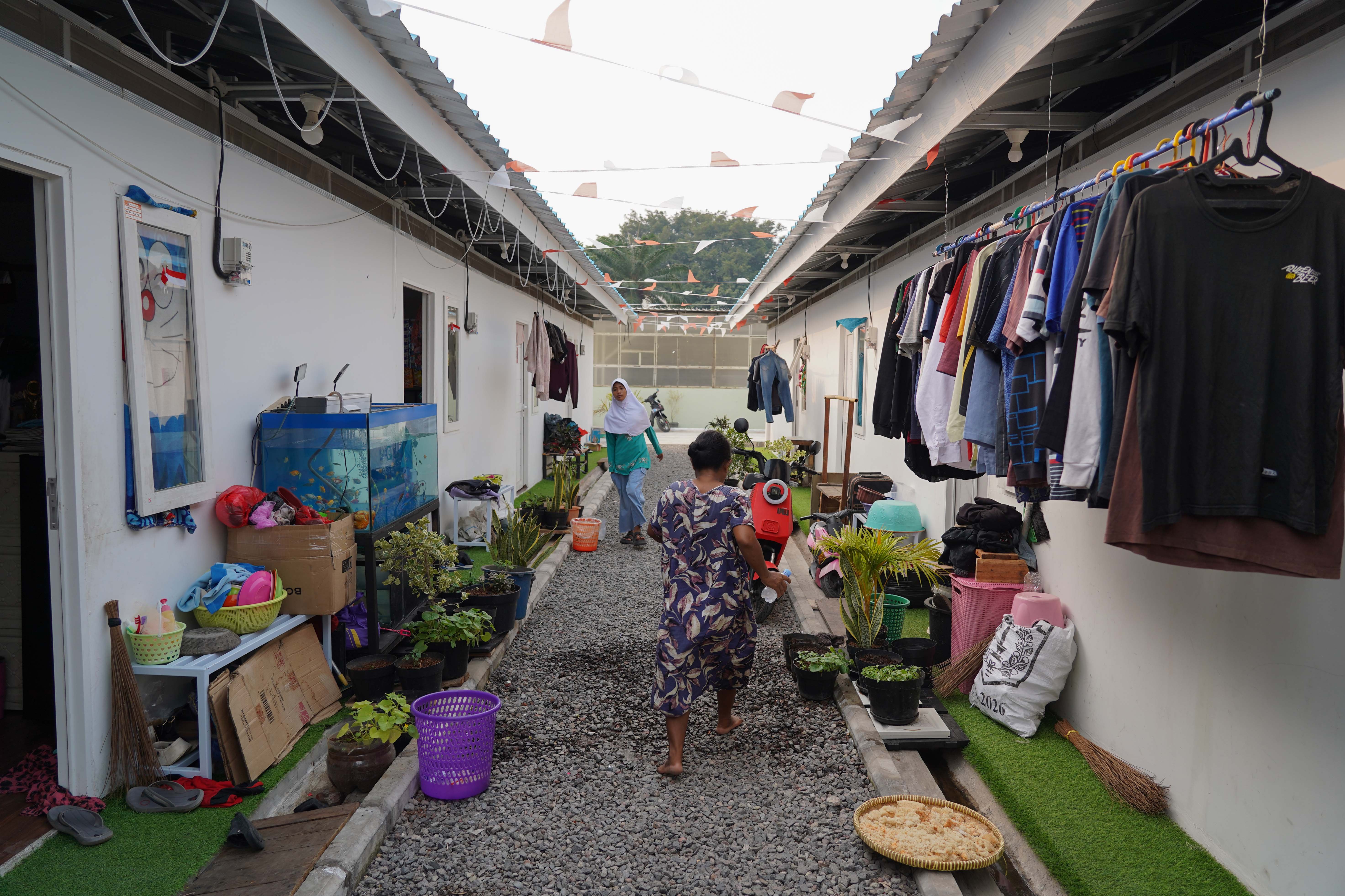 Warga bantaran rel Senen beraktivitas di kawasan hunian layak di Kramat Raya, Senen, Jakarta Pusat, Selasa (8/9/2026). Sebanyak 275 warga yang sebelumnya tinggal di bantaran rel senen telah pindah dan menempati hunian sementara yang dibangun oleh pemerintah.