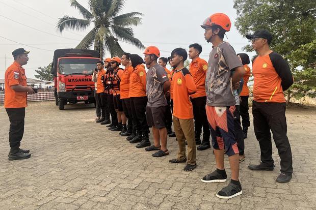Kepala Seksi Operasi Basarnas Banten Rizki Dwianto (kiri) memimpin apel operasi SAR hari kedua kapal penumpang hilang kontak di Dermaga Marina Lippo Carita, Pandeglang, Banten, Rabu (9/9/2026). Basarnas menggelar operasi hari kedua pencarian kapal cepat yang membawa rombongan jurnalis termasuk seorang pewarta foto LKBN Antara yang dilaporkan hilang kontak di perairan Selat Sunda saat meliput erupsi Gunung Anak Krakatau.