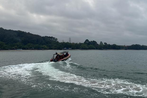 Personel Basarnas Banten bersama personel Ditpolairud berangkat untuk operasi SAR hari kedua kapal penumpang hilang kontak dari Dermaga Marina Lippo Carita di Pandeglang, Banten, Rabu (9/9/2026). Basarnas menggelar operasi hari kedua pencarian kapal cepat yang membawa rombongan jurnalis termasuk seorang pewarta foto LKBN Antara yang dilaporkan hilang kontak di perairan Selat Sunda saat meliput erupsi Gunung Anak Krakatau.