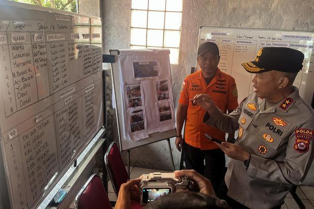 Kapolda Banten Irjen Pol Hengki (kanan) didampingi Kepala Kantor SAR Banten Al Amrad melihat data survivor dalam operasi SAR hari kedua kapal penumpang hilang kontak di Dermaga Marina Lippo Carita, Pandeglang, Banten, Rabu (9/9/2026). Kapolda Banten Irjen Pol Hengki meninjau langsung pelaksanaan hari kedua operasi SAR pencarian kapal cepat yang membawa rombongan jurnalis termasuk pewarta foto LKBN Antara yang dilaporkan hilang kontak di perairan Selat Sunda saat meliput erupsi Gunung Anak Krakatau.
