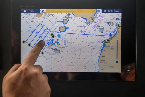 Personel Basarnas menunjukkan rute pencarian kapal cepat yang hilang kontak di Pelabuhan Ciwandan, Kota Cilegon, Banten, Rabu (9/9/2026). Tim SAR gabungan memperluas cakupan area pencarian dan membagi operasi menjadi empat Search and Rescue Unit (SRU) pada hari kedua pencarian delapan penumpang kapal cepat rombongan jurnalis yang dilaporkan hilang kontak saat meliput erupsi Gunung Anak Krakatau.
