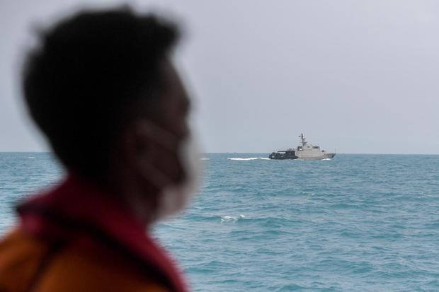 KRI Lepu 861 melintas di Perairan Selat Sunda, Kabupaten Lampung Selatan, Lampung, Rabu (9/9/2026). Tim SAR gabungan memperluas cakupan area pencarian dan membagi operasi menjadi empat Search and Rescue Unit (SRU) pada hari kedua pencarian delapan penumpang kapal cepat rombongan jurnalis yang dilaporkan hilang kontak saat meliput erupsi Gunung Anak Krakatau.