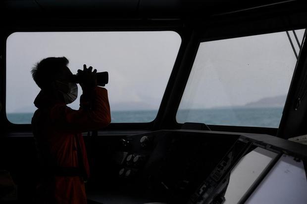 Personel Basarnas memantau menggunakan teropong saat pencarian kapal cepat yang hilang kontak di Perairan Selat Sunda, Kabupaten Lampung Selatan, Lampung, Rabu (9/9/2026). Tim SAR gabungan memperluas cakupan area pencarian dan membagi operasi menjadi empat Search and Rescue Unit (SRU) pada hari kedua pencarian delapan penumpang kapal cepat rombongan jurnalis yang dilaporkan hilang kontak saat meliput erupsi Gunung Anak Krakatau.