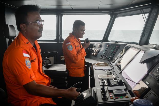 Kapten KN SAR 247 Tetuka Septa Arif Rohadi (kanan) berkoordinasi saat pencarian kapal cepat yang hilang kontak di Perairan Selat Sunda, Kabupaten Lampung Selatan, Lampung, Rabu (9/9/2026). Tim SAR gabungan memperluas cakupan area pencarian dan membagi operasi menjadi empat Search and Rescue Unit (SRU) pada hari kedua pencarian delapan penumpang kapal cepat rombongan jurnalis yang dilaporkan hilang kontak saat meliput erupsi Gunung Anak Krakatau.
