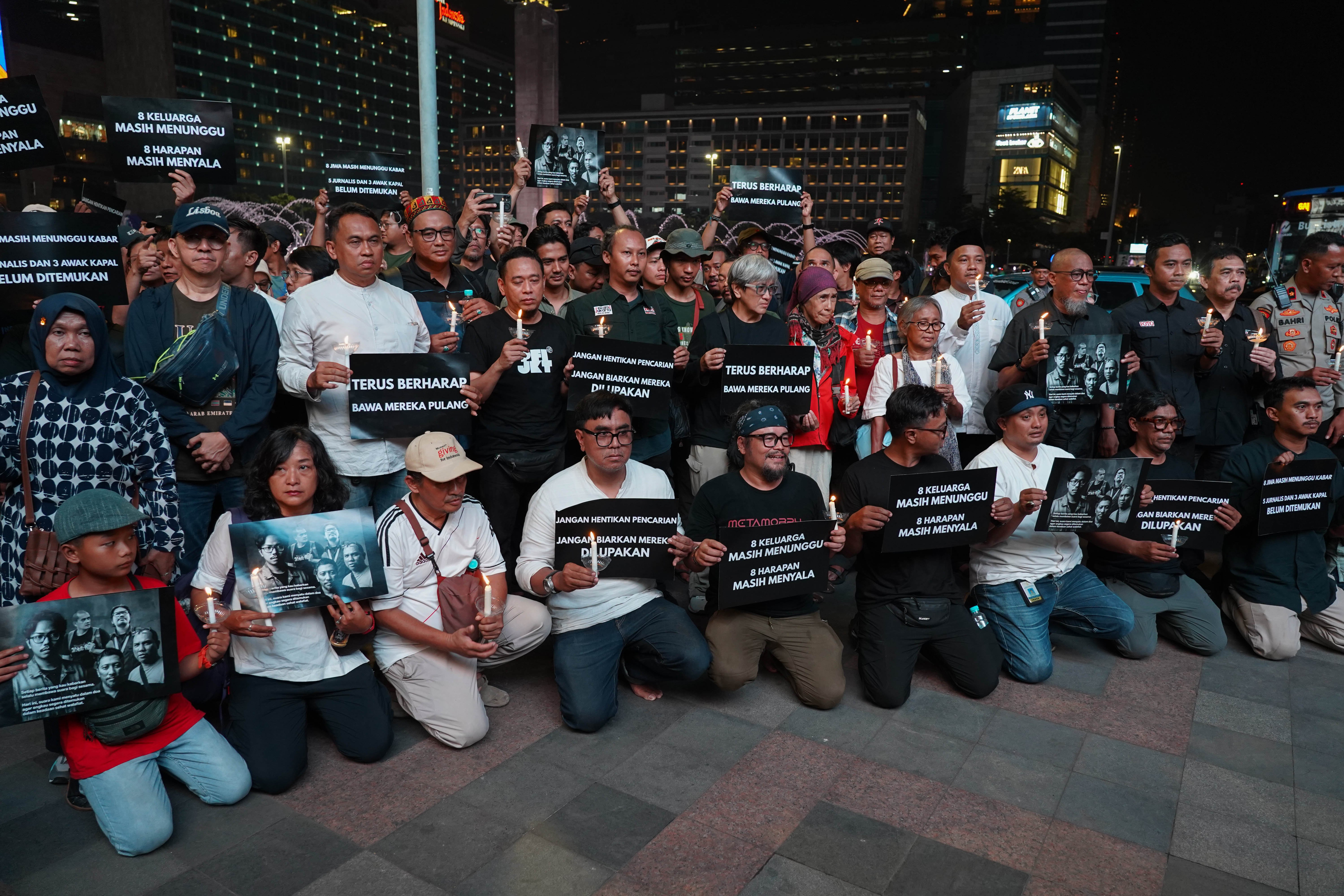 Wartawan dari berbagai media menyalakan lilin dan poster saat mengikuti doa bersama di Pos Polisi Bundaran HI, Jakarta Pusat Jumat (11/9/2026). Kegiatan yang digelar oleh Pewarta Foto Indonesia ini bertujuan untuk mendoakan keselamatan lima jurnalis yang dilaporkan hilang kontak saat meliput aktivitas Gunung Anak Krakatau yakni Ari Basuki (Merdeka.com), Bagus Khoirunas (ANTARA FOTO), Yudistiro Pranoto (iNews), Firdaus Wajidi (Anadolu) dan Donal Husni (jurnalis lepas).