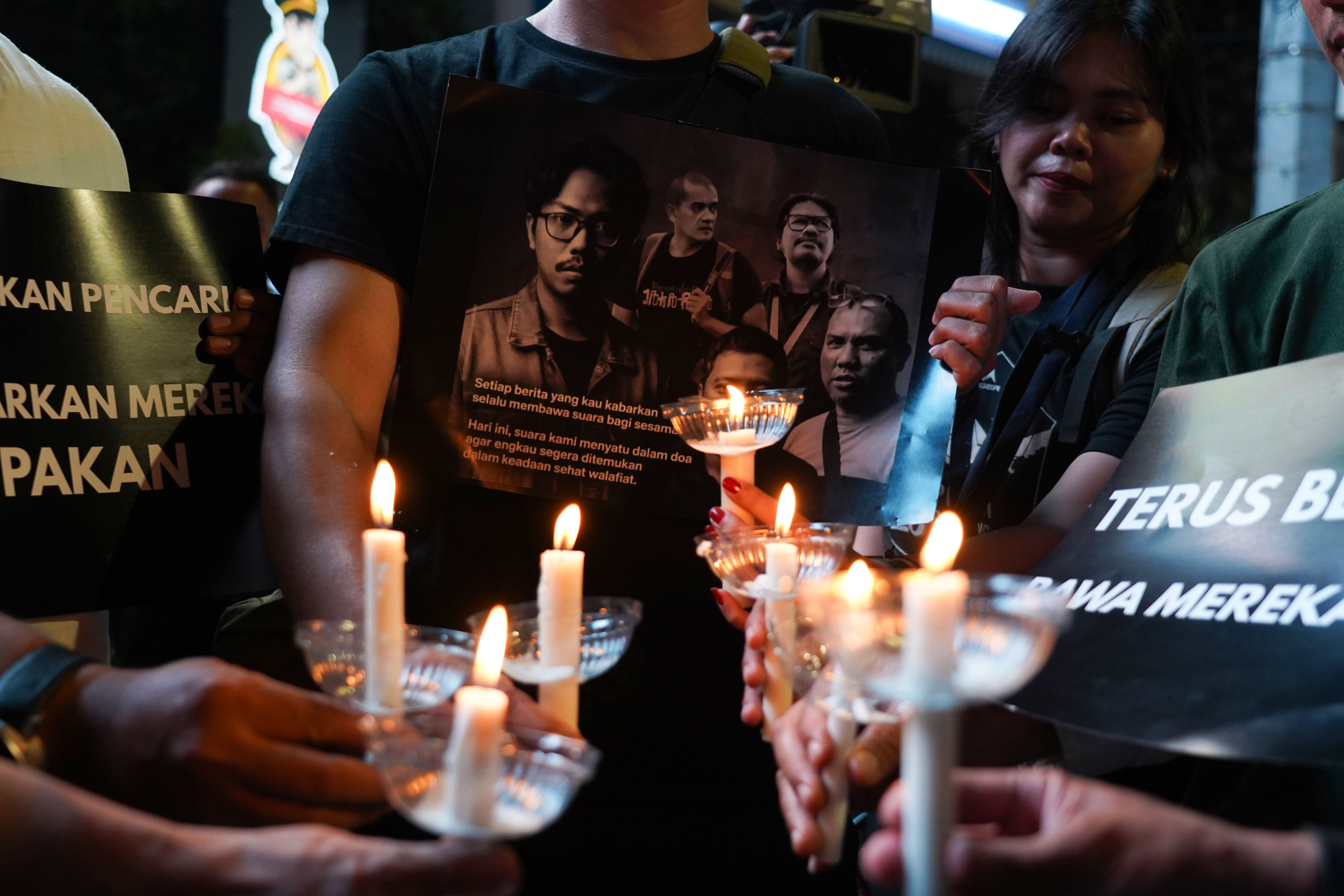 Wartawan dari berbagai media menyalakan lilin dan poster saat mengikuti doa bersama di Pos Polisi Bundaran HI, Jakarta Pusat Jumat (11/9/2026). Kegiatan yang digelar oleh Pewarta Foto Indonesia ini bertujuan untuk mendoakan keselamatan lima jurnalis yang dilaporkan hilang kontak saat meliput aktivitas Gunung Anak Krakatau yakni Ari Basuki (Merdeka.com), Bagus Khoirunas (ANTARA FOTO), Yudistiro Pranoto (iNews), Firdaus Wajidi (Anadolu) dan Donal Husni (jurnalis lepas).