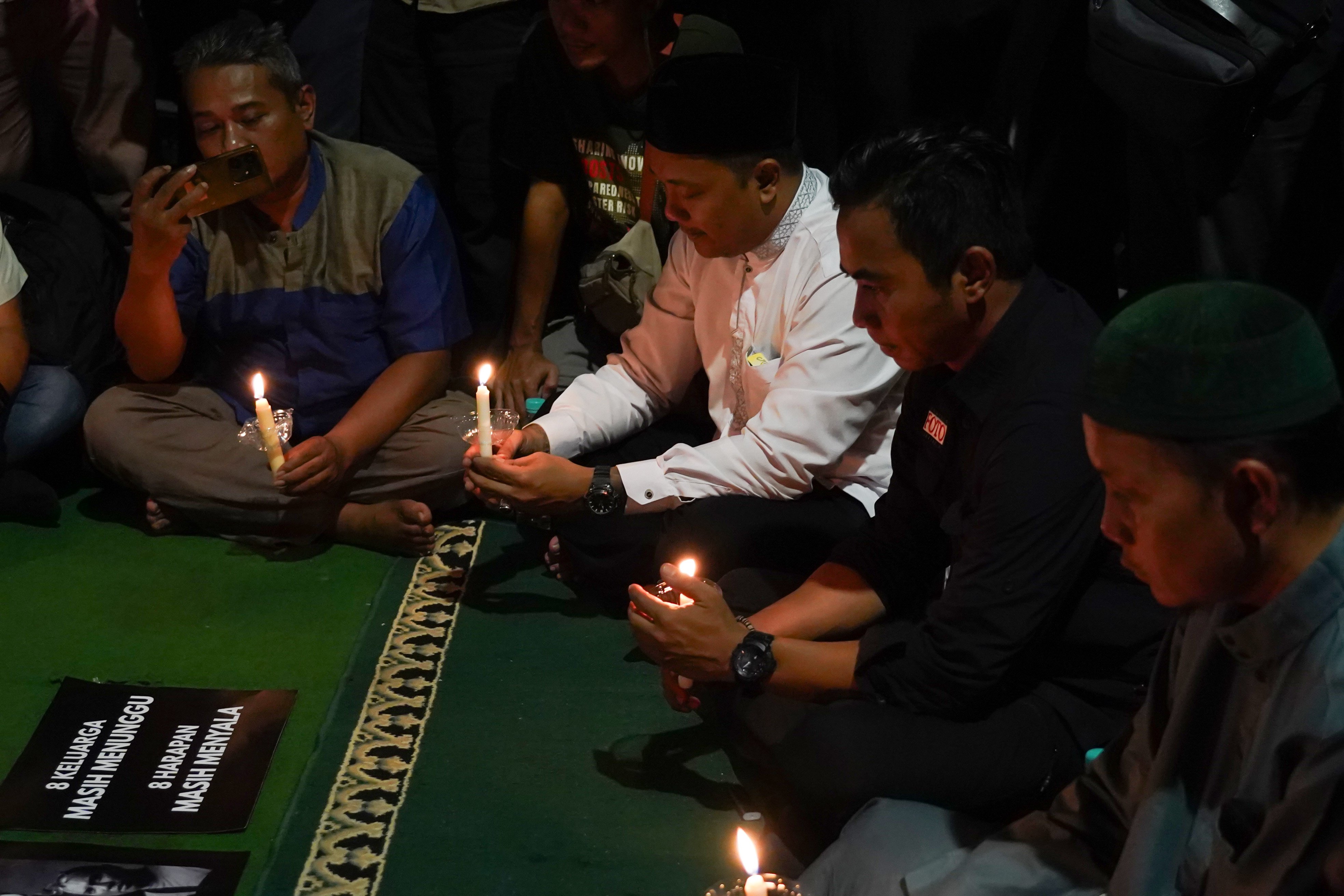 Wartawan dari berbagai media mengikuti doa bersama di Pos Polisi Bundaran HI, Jakarta Pusat Jumat (11/9/2026). Kegiatan yang digelar oleh Pewarta Foto Indonesia ini bertujuan untuk mendoakan keselamatan lima jurnalis yang dilaporkan hilang kontak saat meliput aktivitas Gunung Anak Krakatau yakni Ari Basuki (Merdeka.com), Bagus Khoirunas (ANTARA FOTO), Yudistiro Pranoto (iNews), Firdaus Wajidi (Anadolu) dan Donal Husni (jurnalis lepas).