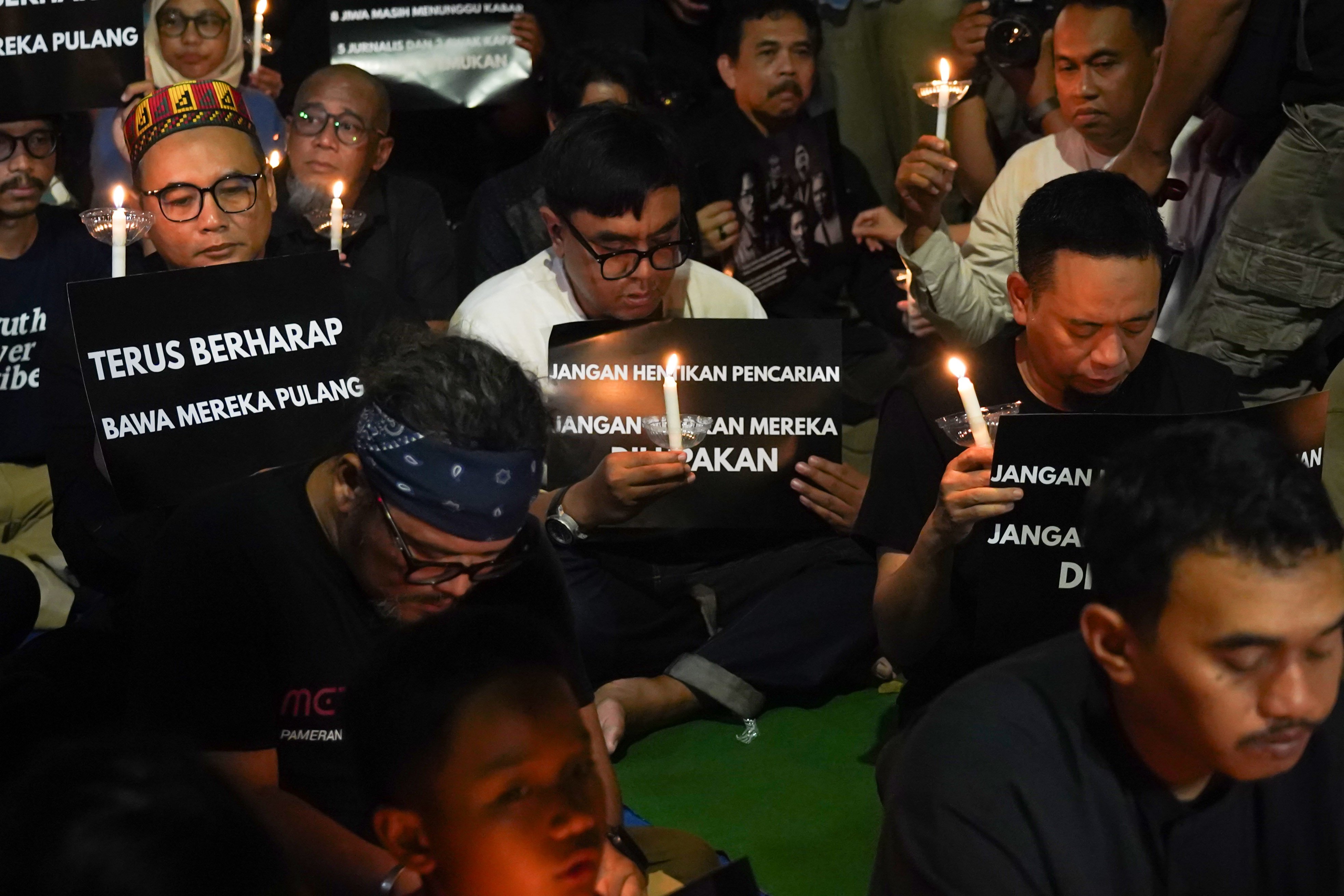 Wartawan dari berbagai media mengikuti doa bersama di Pos Polisi Bundaran HI, Jakarta Pusat Jumat (11/9/2026). Kegiatan yang digelar oleh Pewarta Foto Indonesia ini bertujuan untuk mendoakan keselamatan lima jurnalis yang dilaporkan hilang kontak saat meliput aktivitas Gunung Anak Krakatau yakni Ari Basuki (Merdeka.com), Bagus Khoirunas (ANTARA FOTO), Yudistiro Pranoto (iNews), Firdaus Wajidi (Anadolu) dan Donal Husni (jurnalis lepas).