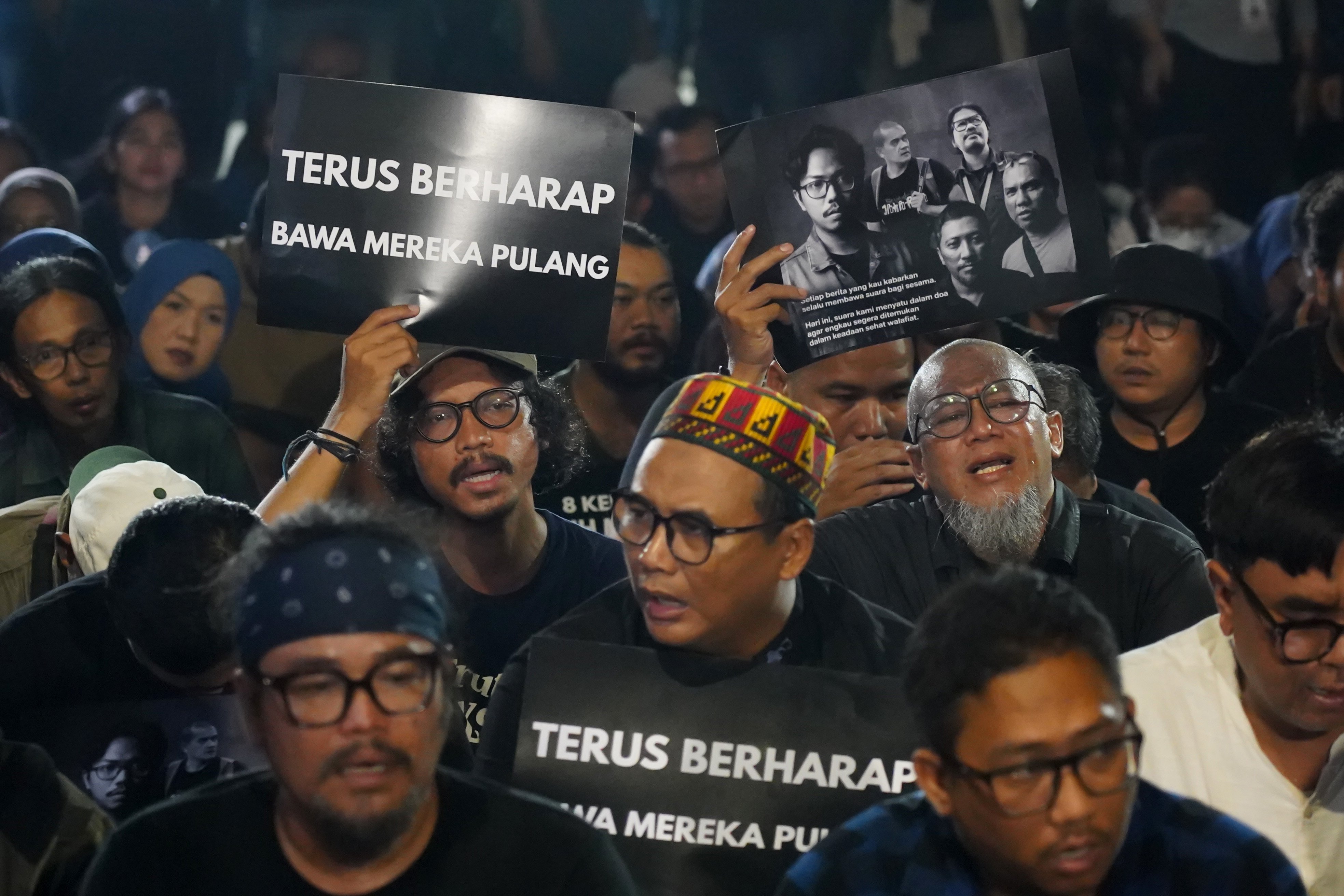 Wartawan dari berbagai media mengikuti doa bersama di Pos Polisi Bundaran HI, Jakarta Pusat Jumat (11/9/2026). Kegiatan yang digelar oleh Pewarta Foto Indonesia ini bertujuan untuk mendoakan keselamatan lima jurnalis yang dilaporkan hilang kontak saat meliput aktivitas Gunung Anak Krakatau yakni Ari Basuki (Merdeka.com), Bagus Khoirunas (ANTARA FOTO), Yudistiro Pranoto (iNews), Firdaus Wajidi (Anadolu) dan Donal Husni (jurnalis lepas).