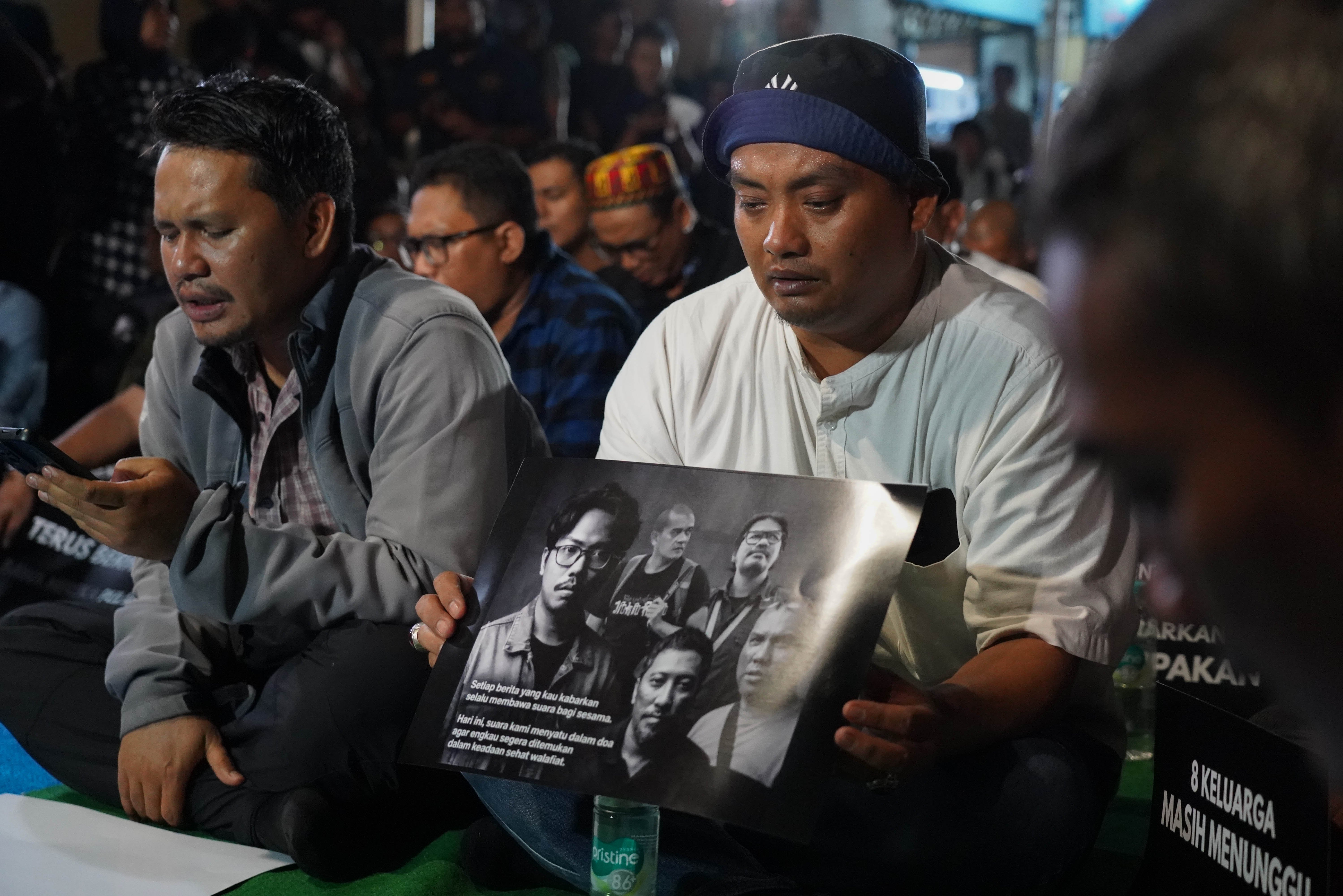 Wartawan dari berbagai media mengikuti doa bersama di Pos Polisi Bundaran HI, Jakarta Pusat Jumat (11/9/2026). Kegiatan yang digelar oleh Pewarta Foto Indonesia ini bertujuan untuk mendoakan keselamatan lima jurnalis yang dilaporkan hilang kontak saat meliput aktivitas Gunung Anak Krakatau yakni Ari Basuki (Merdeka.com), Bagus Khoirunas (ANTARA FOTO), Yudistiro Pranoto (iNews), Firdaus Wajidi (Anadolu) dan Donal Husni (jurnalis lepas).