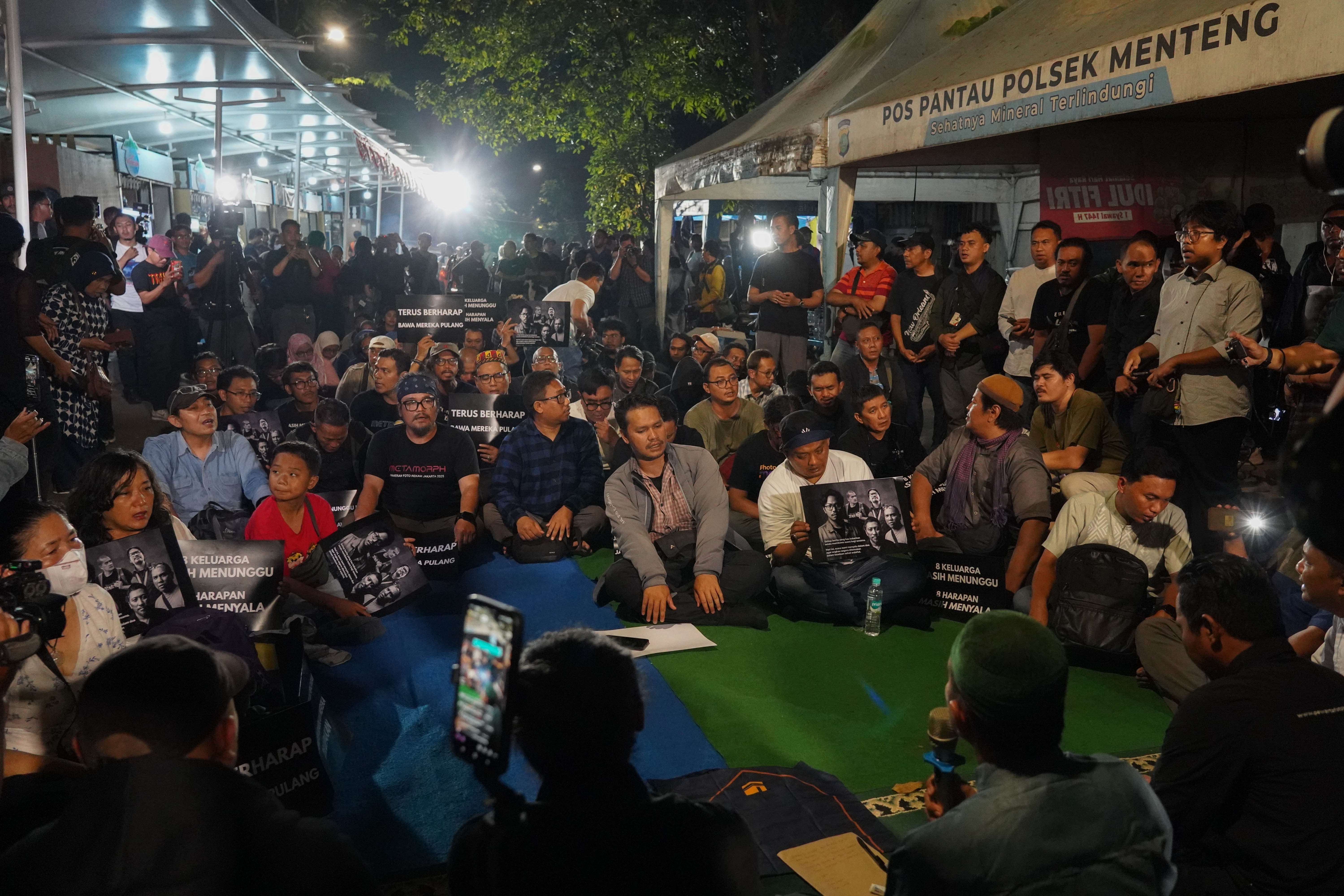 Wartawan dari berbagai media mengikuti doa bersama di Pos Polisi Bundaran HI, Jakarta Pusat Jumat (11/9/2026). Kegiatan yang digelar oleh Pewarta Foto Indonesia ini bertujuan untuk mendoakan keselamatan lima jurnalis yang dilaporkan hilang kontak saat meliput aktivitas Gunung Anak Krakatau yakni Ari Basuki (Merdeka.com), Bagus Khoirunas (ANTARA FOTO), Yudistiro Pranoto (iNews), Firdaus Wajidi (Anadolu) dan Donal Husni (jurnalis lepas).