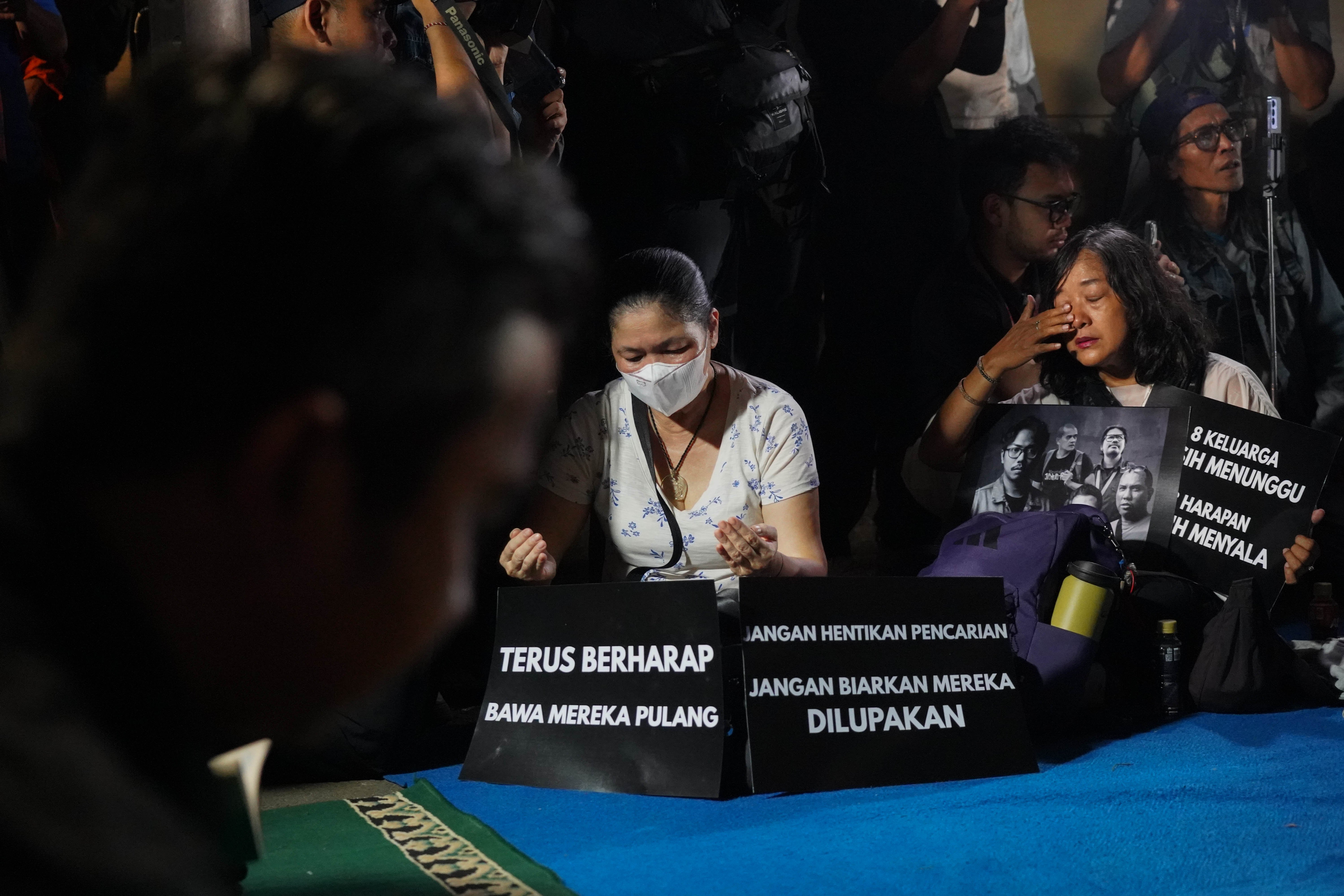 Wartawan dari berbagai media mengikuti doa bersama di Pos Polisi Bundaran HI, Jakarta Pusat Jumat (11/9/2026). Kegiatan yang digelar oleh Pewarta Foto Indonesia ini bertujuan untuk mendoakan keselamatan lima jurnalis yang dilaporkan hilang kontak saat meliput aktivitas Gunung Anak Krakatau yakni Ari Basuki (Merdeka.com), Bagus Khoirunas (ANTARA FOTO), Yudistiro Pranoto (iNews), Firdaus Wajidi (Anadolu) dan Donal Husni (jurnalis lepas).