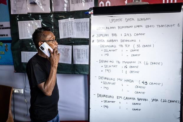 Warga mengamati data kecelakaan Kapal Motor Virgo Transport 8 rute Surabaya-Banjarmasin yang ditampilkan Basarnas Kelas A Banjarmasin di Posko Pelabuhan Tri Sakti, Banjarmasin, Kalimantan Selatan, Minggu (13/9/2026). Tim Gabungan Basarnas, TNI, Polri, dan Pelindo 3 menyiapkan posko pencarian serta menyiagakan 30 lebih mobil ambulans dari relawan untuk mendukung koordinasi dan kebutuhan operasional selama proses pencarian berlangsung.