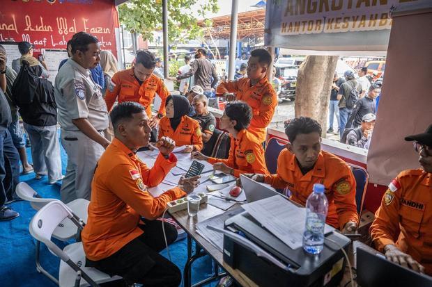 Petugas Basarnas Kelas A Banjarmasin menyiapkan data-data kecelakaan Kapal Motor Virgo Transport 8 rute Surabaya-Banjarmasin di Posko Pelabuhan Tri Sakti, Banjarmasin, Kalimantan Selatan, Minggu (13/9/2026). Tim Gabungan Basarnas, TNI, Polri, dan Pelindo 3 menyiapkan posko pencarian serta menyiagakan 30 lebih mobil ambulans dari relawan untuk mendukung koordinasi dan kebutuhan operasional selama proses pencarian berlangsung.