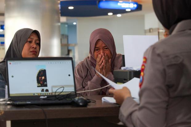 Keluarga penumpang KM Virgo Transport 8 yang mengalami kecelakaan memberikan keterangan di Posko Terpadu Terminal Penumpang Gapura Surya Nusantara, Pelabuhan Tanjung Perak, Surabaya, Jawa Timur, Minggu (13/9/2026). Pengelola terminal bersama Basarnas, Otoritas Pelabuhan, Kepolisian, dan pemangku kepentingan terkait mendirikan posko informasi terpadu bagi kerabat korban peristiwa kecelakaan KM Virgo Transport 8 di perairan Laut Jawa.