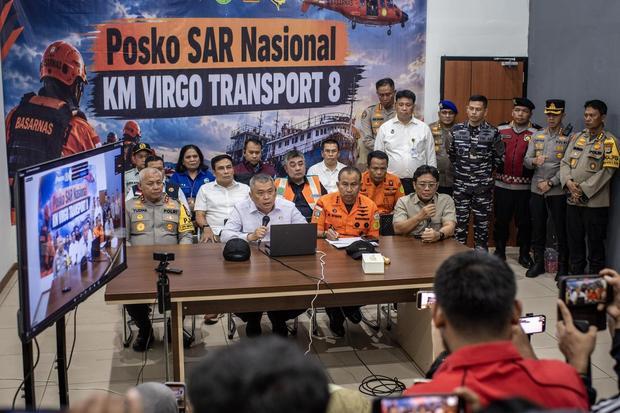 Menteri Perhubungan Dudy Purwagandhi (ketiga kiri) bersama Kepala Basarnas Marsekal Madya TNI Mohammad Syafii (ketiga kanan) memberikan keterangan pada konferensi pers terkait kecelakaan kapal motor penumpang Virgo Transport 8 rute Surabaya-Banjarmasin di Posko Pelabuhan Tri Sakti, Banjarmasin, Kalimantan Selatan, Minggu (13/9/2026). Pemerintah mencatat sebanyak 107 penumpang dari 243 penumpang berhasil dievakuasi dan enam orang meninggal dunia serta 130 penumpang dalam proses pencarian.