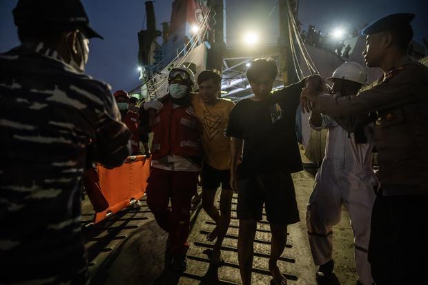 Petugas gabungan mengevakuasi penumpang kapal motor penumpang (KMP) Virgo Transport 8 yang tiba menggunakan kapal MV Haida di Pelabuhan Tri Sakti, Banjarmasin, Kalimantan Selatan, Minggu (13/9/2026). Kapal tersebut berhasil mengevakuasi sebanyak 69 penumpang dari total 107 korban yang selamat akibat kecelakaan kapal Virgo Transport 8 di Laut Jawa.