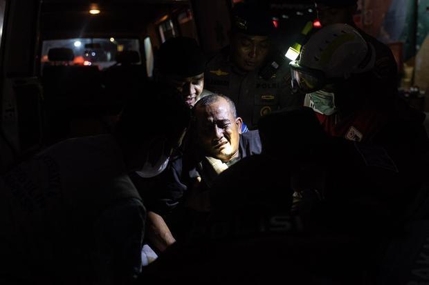 Petugas gabungan mengevakuasi penumpang kapal motor penumpang (KMP) Virgo Transport 8 yang tiba menggunakan kapal MV Haida di Pelabuhan Tri Sakti, Banjarmasin, Kalimantan Selatan, Minggu (13/9/2026). Kapal tersebut berhasil mengevakuasi sebanyak 69 penumpang dari total 107 korban yang selamat akibat kecelakaan kapal Virgo Transport 8 di Laut Jawa.