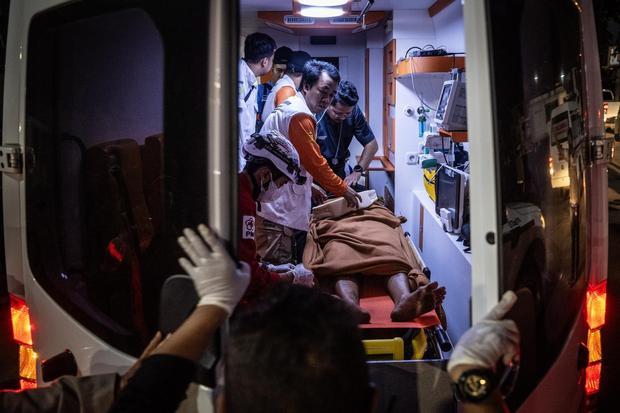 Petugas gabungan mengevakuasi penumpang kapal motor penumpang (KMP) Virgo Transport 8 yang tiba menggunakan kapal MV Haida di Pelabuhan Tri Sakti, Banjarmasin, Kalimantan Selatan, Minggu (13/9/2026). Kapal tersebut berhasil mengevakuasi sebanyak 69 penumpang dari total 107 korban yang selamat akibat kecelakaan kapal Virgo Transport 8 di Laut Jawa.