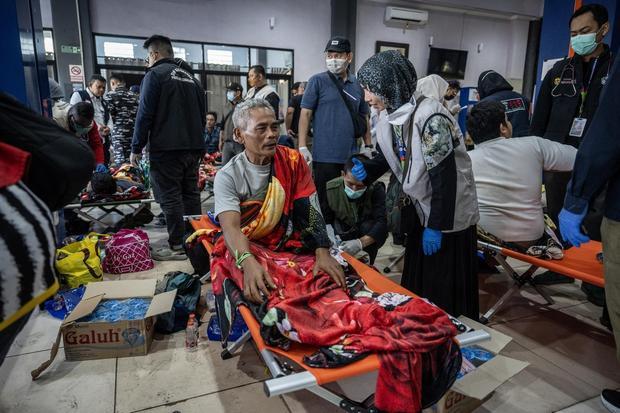 Petugas memeriksa kesehatan korban kapal motor penumpang (KMP) Virgo Transport 8 yang selamat di Pelabuhan Tri Sakti, Banjarmasin, Kalimantan Selatan, Senin (14/9/2026). Tim SAR gabungan berhasil mengevakuasi sebanyak 15 penumpang selamat dan satu jenazah korban KMP Virgo Transport 8 yang tenggelam pada Minggu (13/9) di Laut Jawa dan selanjutnya jenazah diserahkan kepada tim DVI Polda Kalsel untuk diidentifikasi.